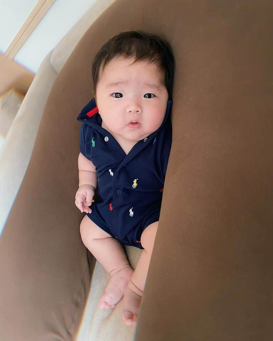 角田麻央さんのインスタグラム写真 - (角田麻央Instagram)「100Dayz👶🏻🥢 食に困らず、健康に育ちますように🙏🏽 という願いを込めてお食い初め👨‍👩‍👦 いつも肝心なときに眠そう。笑笑 3枚目どんだけ嫌がるねん😭らぶちゅ💓 #お食い初め #100日祝い #百日祝い #家族 #ファミリー #愛息子 #赤ちゃんのいる生活 #ダブルTYと鯛 #タイに囲まれ過ぎな件w」9月11日 20時10分 - maotsunoda888