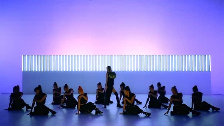 レイニー・ヤンのインスタグラム：「❤️ Thank u all. It’s my pleasure to work with you guys.   Choreography by Kiel Tutin @kieltutin  Dance coordinator by Denis Lin @denislinnn  Dancers： Denis @denislinnn  Tina @tinashiee 金針 @Jin.kuo 小卉 @Reaphy1120 巧棋 @chichilu_0826 曼達 @amanda_lee_1122 慧文 @sandyheyme 融融 @angelahsiung 靖容 @chingchingjung 倩懿 @sharron.ninja 姵樺 @shaddai1226 伊凡 @abcdevachen_moveon  🔗 https://youtu.be/o166gvlkCao  #BADLADY #LIKEASTAR」