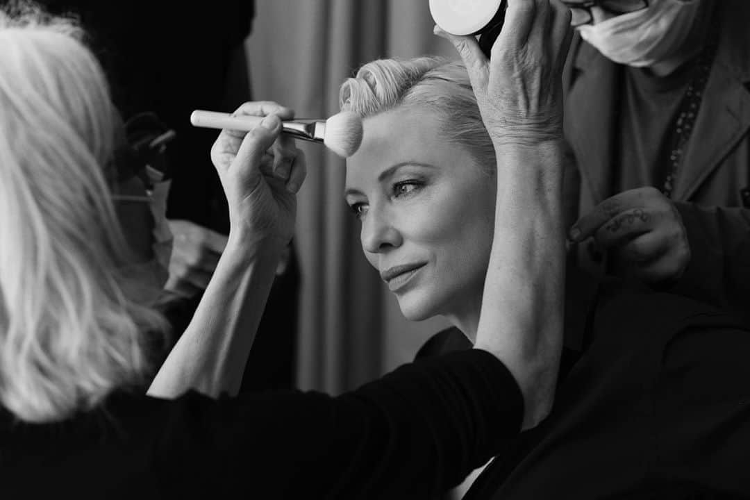Armani Beautyさんのインスタグラム写真 - (Armani BeautyInstagram)「Behind the scenes at the Venice Film Festival with @gregwilliamsphotography  Cate Blanchett, Giorgio Armani Global Beauty Ambassador and jury president of the 77th Venice International Film Festival, getting ready with makeup artist @marygreenwell using NEO NUDE FUSION POWDER.   Makeup credits: @MaryGreenwell   #Armanibeauty #ArmanibeautyStars #CateBlanchett #BiennaleCinema2020 #Venezia77 #makeup」9月11日 20時16分 - armanibeauty