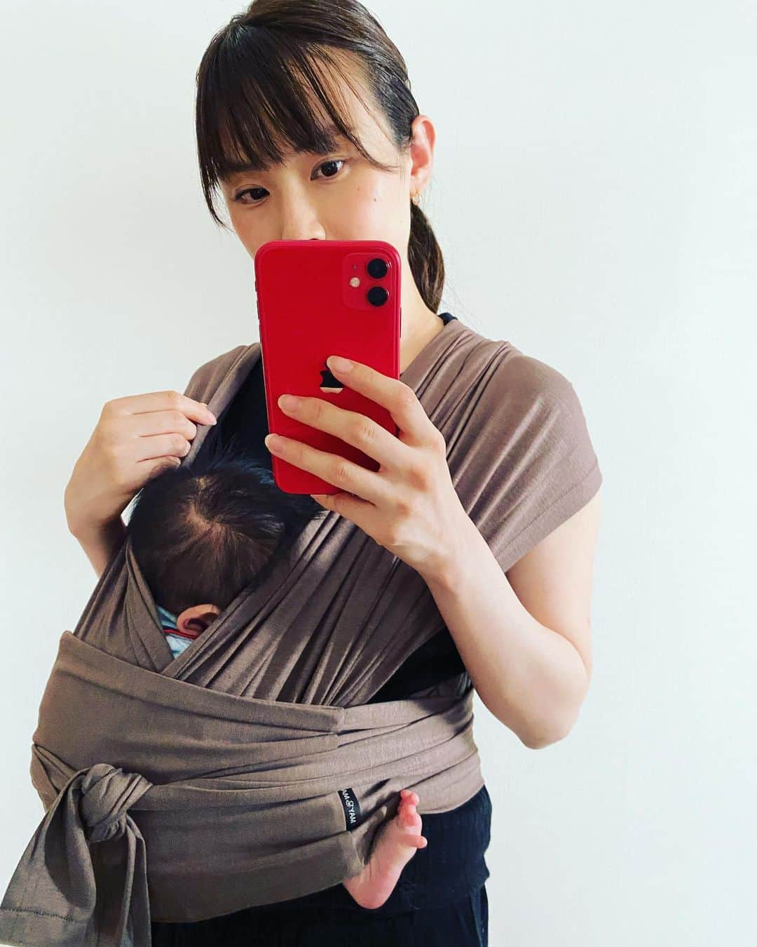 湯田友美さんのインスタグラム写真 - (湯田友美Instagram)「#babycarrier 🐨♥️ お家の家事やちょっとした外出先用に @maynmai_jp 買いました。 やっと両手が使える😂🙌 ・  超抱っこ虫で22-23時間は👶🏻抱えて生活してます 一緒にいながらいかに体に負担かけないか日々模索中！ ・ 追記　家事してたら横からポロリと落下してしまったのでお気をつけて😔 ・ ✏️ #day43 #4002g #授乳 14回/1日 #抱っこ紐 #mayandmai #babysling #乳児 #男の子のママ #新米ママ #runningmom #1monthold #babyboy」9月11日 20時17分 - yudatomomi