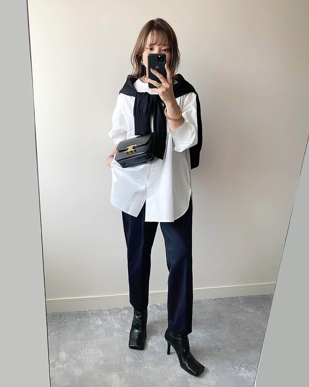 のインスタグラム：「2020.9.11 ・ white×navy×black❤︎ ・ 秋の気配を感じ始める時期はシャツが大活躍する。 ・ @urs_official のシャツは、バンドカラーにゆったり袖の大好きな形で その上うしろのボタンを外すとスリットにもなって可愛すぎる🤭💕 ・ shirt #urs#urs_styling#urs_official #釦バックスリットチュニックシャツ cardigan #uniqlo pants #euclaid bag #celine shoes #zara ・ #ユアーズ#プチプラコーデ#ママコーデ#秋コーデ」
