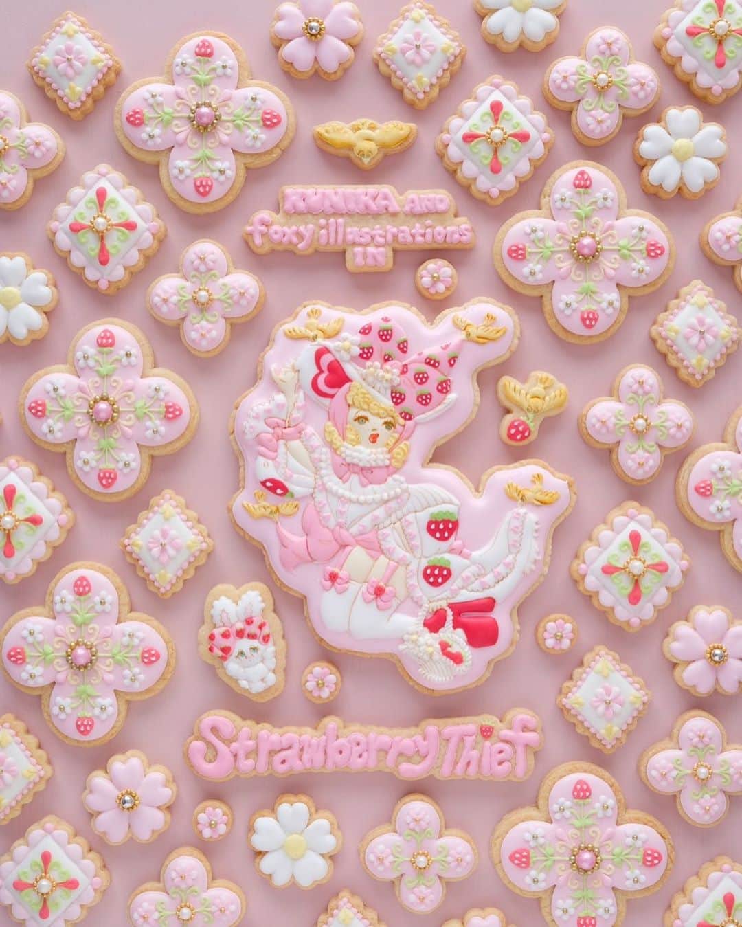 KUNIKAのインスタグラム：「"KUNIKA & foxy in Strawberry Thief🍓"グッズ発売しました🌷💕﻿ @____foxy____ さんのプロフィールのリンクからぜひチェックしてみてください🐰🍓🍪💗﻿ https://suzuri.jp/foxyillustrations﻿ ﻿ 今回の作品のデザインは、2人ともゆかりのあるイギリスの、大好きなアーティストWilliam Morris作『いちご泥棒』へのオマージュになっています🍓﻿ ヴィクトリア朝のドレスと帽子に身を包んだfoxyが、甘いクッキーでできた苺や野花に囲まれ、小鳥たちと戯れ、それを見ているうさぎちゃんは頬を赤らめています🐰💗﻿ ﻿ 最初にこのデザインを頂いたとき、あまりの可愛さにハートに矢がささりました💘﻿ このときめきをようやく皆さまにもご覧いただけて、とても嬉しいです...🥰﻿ ﻿ 2人の世界が融合した特別な作品🍓🤍﻿ コラボアイテムをぜひチェックしてみてくださいね🤍﻿」