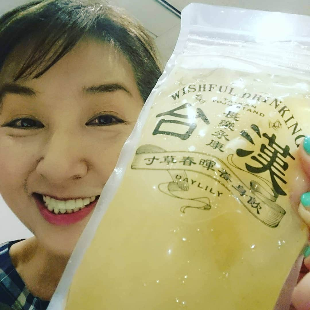 愛華みれさんのインスタグラム写真 - (愛華みれInstagram)「あの、台漢☆(^w^)  楽し飲み物白キクラゲ😁第二段、、、梅味らしい✨😁うひゃ、☺️さて、どんなかなぁ⁉️まだ、飲んでないので💦また、感想は、、、後に❗  いつも、楽屋に優しさの差し入れ❤️プロデューサーさまは、、、、😘わかってらっしゃる、元気１２０%で、頑張れる現場なり🎶  私も、大好きな、🌰恵那寿や  栗きんとん、😁❤️入れました😆🎵うふふ」9月11日 20時23分 - mireaika