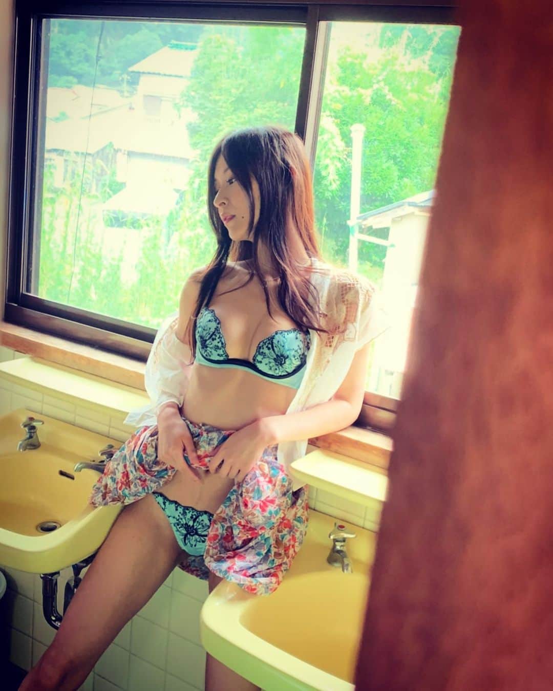 和久井雅子のインスタグラム：「今週も本当にお疲れさまでした✨少しずつ酷暑も落ち着いてきましたね(*^^*) #Instagravure #model #photo #portrait #Japanesegirl #グラビアアイドル #gravure #グラビア #インスタグラビア #ootd #love #style #tokyo #グラビアモデル #selfie #和久井雅子」