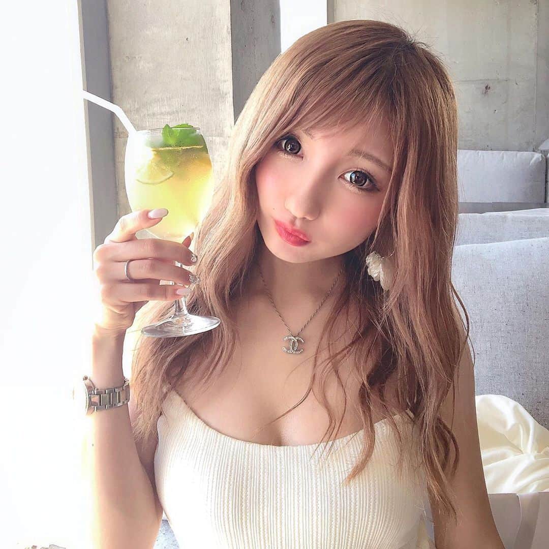 まゆぴちゅーさんのインスタグラム写真 - (まゆぴちゅーInstagram)「🥝🍹🥝🍹🥝🍹🥝🍹🥝🍹  このジュース…あ、間違えた、お酒🙈、﻿ めちゃ美味しかったんだよなぁ〜💕💕﻿ ﻿ モヒートだったんだけど、﻿ 暑い日にぴったりすぎて、ジュース﻿ かのように飲んでしもたなぁ🥺💓笑﻿ ﻿ ってゆー葉山の @underthepalmo.jp  ってお気に入りになったカフェでの﻿ 写真で懐かしむの巻でした🕊 𓈒 𓂂𓏸﻿ ﻿ ﻿ ﻿  #underthepalmo #テラス席 #テラス席があるお店  #テラスランチ #葉山カフェ #逗子海岸  #海沿いカフェ #海コーデ #カフェ好きな人と繋がりたい  #カフェスタグラム #カフェごはん #ランチタイム  #モヒート #昼からお酒 #夏の思い出  #自撮り #お出かけコーデ #自撮り女子 #夏カラー #美肌ケア #色白 #美意識向上  #女子力アップ #女子力向上 #リップメイク #ビジョビ #フォローwelcome #フォロー歓迎」9月11日 20時25分 - mayu_03pichu