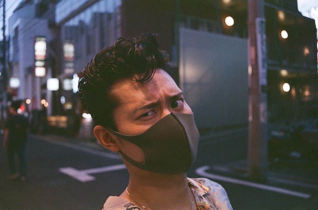 兒玉太智のインスタグラム：「THE TOKYOの1st Album「J.U.M.P.」が発売して2日経ちました。 聴いてくださってるみなさま、ありがとうございます。 この男の唯一無二のボーカルを楽しんでください！  #フィルム写真始めました #THETOKYO #ザトーキョー #コダマアツシ」