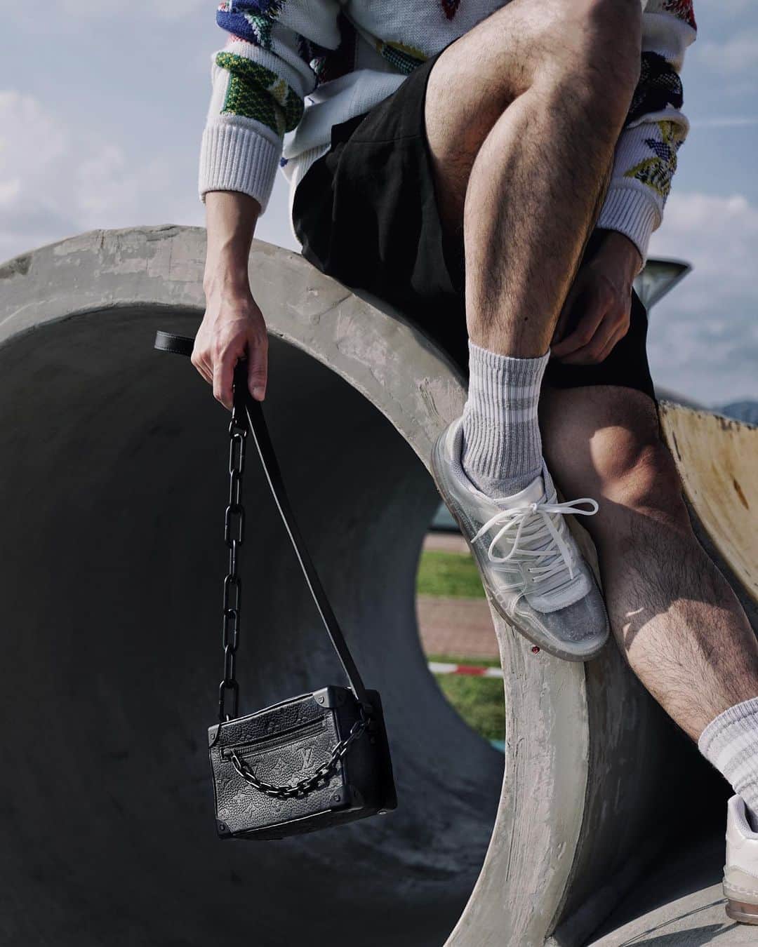 Christoffer Chengのインスタグラム：「Leg day 🙈 @louisvuitton  #LouisVuitton」