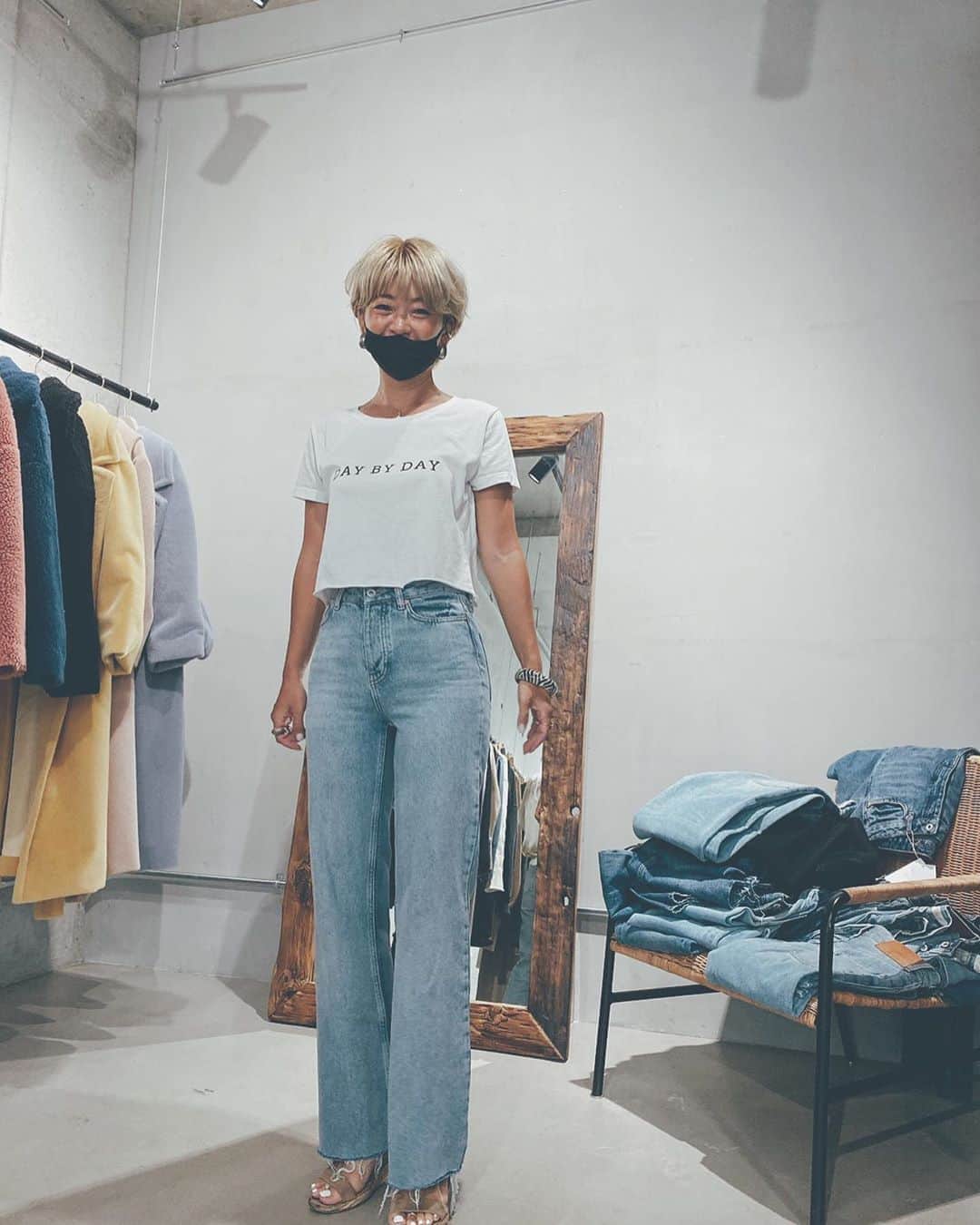 藤田敦子のインスタグラム：「ㅤ モデルさんに写真撮ってもらうの 緊張してしまい、結果棒立ち🤣🤣 ㅤ まぁそんなことより、この美脚デニムが優秀すぎて わたしの大きい腰回りのカバー力が半端🍆(半端なす) デニムで腰回りほっそりになんて、 いまだかつて見えたことないよ🥺 いなみん @muchi_inami の投稿見て 絶対ゲットしたいと思ってたから嬉しい❤️ ㅤ てゆーかお尻もめちゃんこ綺麗に見えるのに、 後ろ撮ってもらうのすっかり忘れてました汗🤣 ㅤ @vicente__official × @honey_magazine のコラボデニム👖 日本人の体型に合うように作ったんだって👏 なつみちゃん @natsumi0086 にサイズ見てもらっちゃった🥺照」