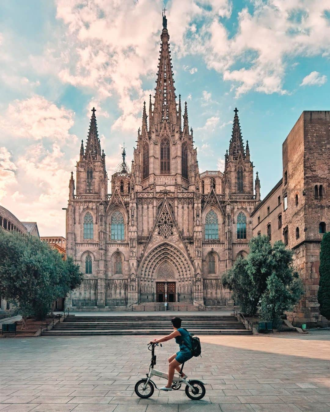 Nicanor Garcíaのインスタグラム：「Stone-filled sky : Cielo empedrado #nicanorgarcia @travelarchitectures  En esta serie de fotos he utilizado las diferentes cámaras del #HuaweiP40ProPlus. Los detalles (fotos 3 y 6) los he tomado con la cámara SuperZoom de 8mpx f/4,4 que gracias al diseño en periscopio, permite acoplar todas las lentes de la cámara sin comprometer el grosor de nuestro móvil. Eso junto a la estabilización óptica OIS da una calidad como la que podéis ver aquí #GeneracionHuawei」