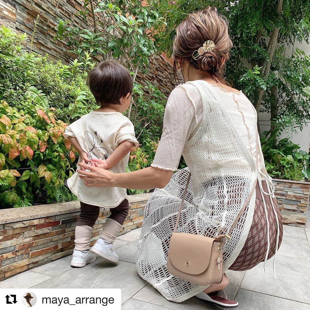 ショップにこにこさんのインスタグラム写真 - (ショップにこにこInstagram)「#Repost @maya_arrange with @get_repost ・・・ 朝は子供達を幼稚園と保育園へ送るのが日課！ * 簡単に髪をまとめて小さいバックに鍵と携帯だけ入れてGO!! * ヘアーは昨日リールで載せた簡単アレンジ☆ 巻いたりもしないからだいたい3分くらいで出来ちゃう✌︎ * そしてストーリーにも載せて質問の多かった @shopnikoniko のミニショルダーバック、実は結構入る！！ 3つ折りの財布と鍵と携帯入れてもまだ余裕ある☆ * ZOZOTOWN店限定でタイムセールで1,848円 → 1,599円だって！！ 期間は▶︎▷9/11の20:00〜9/15の11:59まで * ストーリーにてページ貼り付けてます☺︎ * 元々安いのに更に安くなるとか、お得すぎて色違いで買う事決定！！ * * #ショップにこにこ_zozotown #今日のコーデ  #ルーティン #親子コーデ #ママコーデ #コーディネート #オシャレママ #スナップミー #ヘアアレンジ簡単 #ヘアアレンジ #ボブ #ボブヘアー #ボブヘアアレンジ #簡単ヘアアレンジ #セルフアレンジ #3分ヘアアレンジ #ヘアアクセサリー#お洒落さんと繋がりたい#お洒落ママ #プチプラ#プチプラコーデ#beaustagrammer#mamagirl#mineby3mootd#locari」9月11日 20時32分 - shopnikoniko