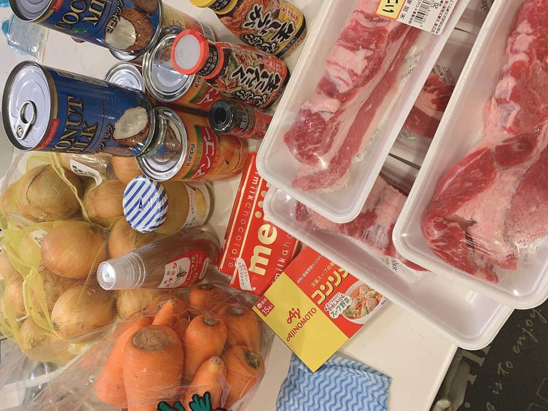 星野光正のインスタグラム：「これから仕込み〜ほぼ完成に持っていくのですが、材料見ると萎える。。  切るだけやったら楽やねんけど肉以外ほとんど擦っていくんでバリ手間w  けど美味くなんねんなー  前回はチキン。  今回は牛バラ、要はカルビ！ うーむ、贅沢！  明日は久々、ひょっとしたら年ぶりの土曜日開催星野飯！  明日は、ほぼ水を使わない炎帝カレーをご賞味ください♪  おいしいよ♪  #プロダーツプレイヤー #ダーツインストラクター #ダーツ #エスダーツ #エスダーツオフィシャルプレイヤー #targetsportsjapan #星野光正 #星野飯 #三児のパパ #アラフォーパパ #料理好き #max梅田」