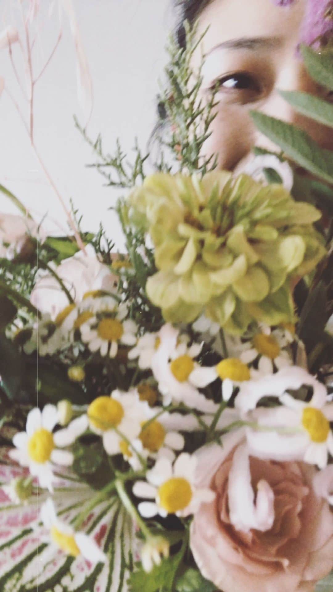 太田彩乃のインスタグラム：「撮影で使用したお花を頂きました🌼 どのお花もホントに可愛い🧡 ずっと眺めちゃう。笑 幸せな気分🌱 . . #flower #shooting #web #aroma #naturelbeauty」