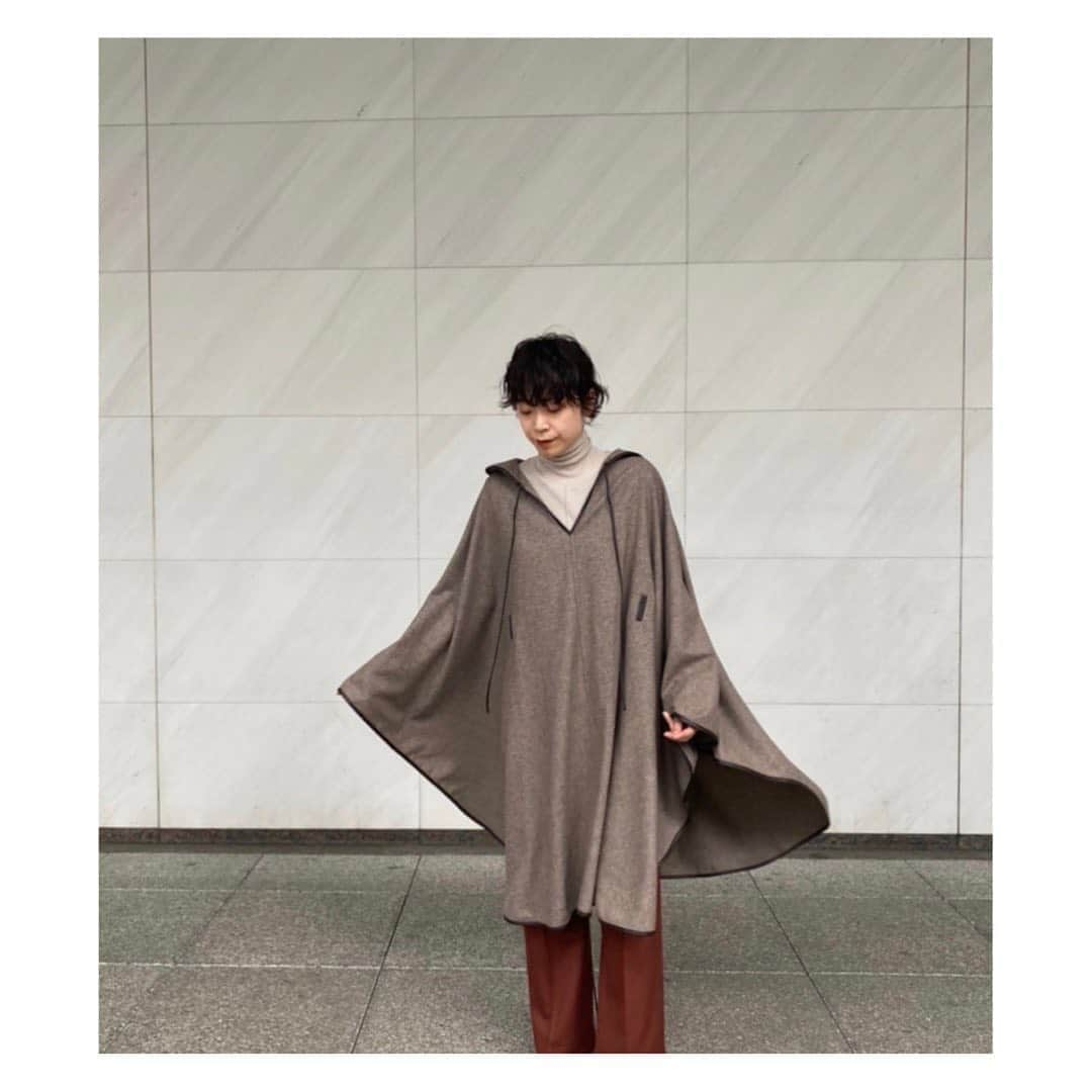 ETRÉ TOKYO ストアさんのインスタグラム写真 - (ETRÉ TOKYO ストアInstagram)「@etretokyo﻿ ﻿ Staff：ルミネ新宿店 ﻿ Kaori 163cm 【etretokyo_kaori】﻿ ﻿ #パイピングヘリンボーンポンチョ﻿ ￥23,000 + TAX﻿ 着用 : BROWN /F﻿ ﻿ #ボトルネックシアーテレコトップス﻿ ￥9,000 + TAX﻿ 着用 : LIGHT GREY /F﻿ ﻿ #センタープレスウールワイドパンツ﻿ ￥19,000 + TAX﻿ 着用 : WINE /M﻿ ﻿ ﻿ 裾部分やネック部分に施したパイピングがポイントのヘリンボーンポンチョ。﻿ 今シーズンETRÉ TOKYOのポンチョは、袖部分の可動域を広くし、中にニットなどのボリュムのあるトップスが合わせやすくなっております。﻿ またウール混の為、保温性抜群。秋アウターとして活躍してくれる一枚です。﻿ ﻿  《 INFORMATION 》  ルミネスペシャルキャンペーン "LUMINE CARD 10%OFF campaign"を 期間限定で開催致します。  ー開催期間ー 9/10(木) - 9/22(火)  【LUMINE SHINJUKU STORE】 ETRÉ TOKYO ルミネ新宿2店 TEL：03-5989-0979 ー営業時間ー (平日、土日祝：11:00-20:00）  #etretokyo#etre#fashion#ootd#outfit#coordinate#casual##etretokyo_staff_ootd#2020ETRE_AW﻿ #エトレ#エトレトウキョウ#シンプルコーデ#大人コーデ#大人カジュアル  #ルミネ新宿#ポンチョ#ワイドパンツ」9月11日 20時33分 - etretokyo_store