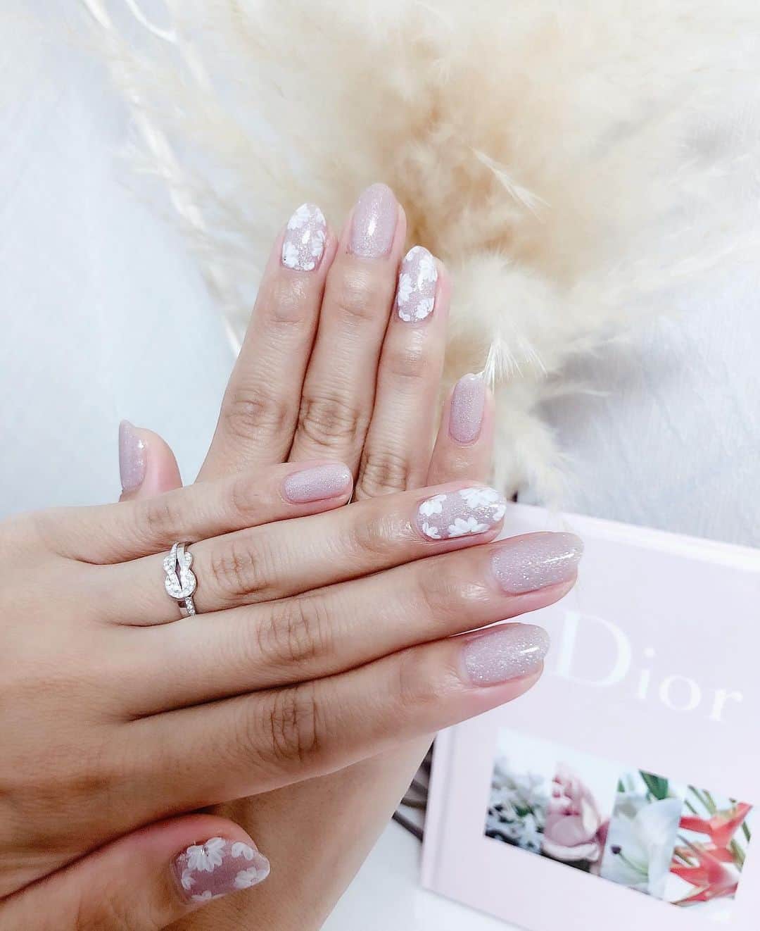 のインスタグラム：「༄ New nail💕💅✨ ラメフラワーネイルにしたよ🌸 最近のネイルは ピンクベースかベージュベースが多い☺️」