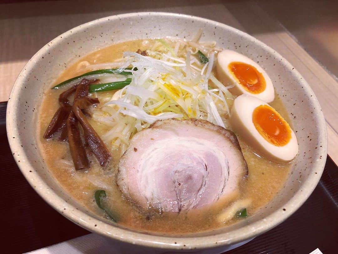 のインスタグラム：「﻿ 意外にも半年以上振りのラーメン🍜﻿ ﻿ I haven't had a ramen more than six months🍜﻿ ﻿ ﻿ #醤油も塩も豚骨も﻿ #食べるけど﻿ #味噌が1番好き﻿ #ストレートも良いけど﻿ #縮れ麺が好き﻿ #具はメンマと味玉が好き﻿ #チャーシューともやしときくらげも好き﻿ #塩分って美味しい﻿ #その分むくむ笑﻿ #お水飲まないと」