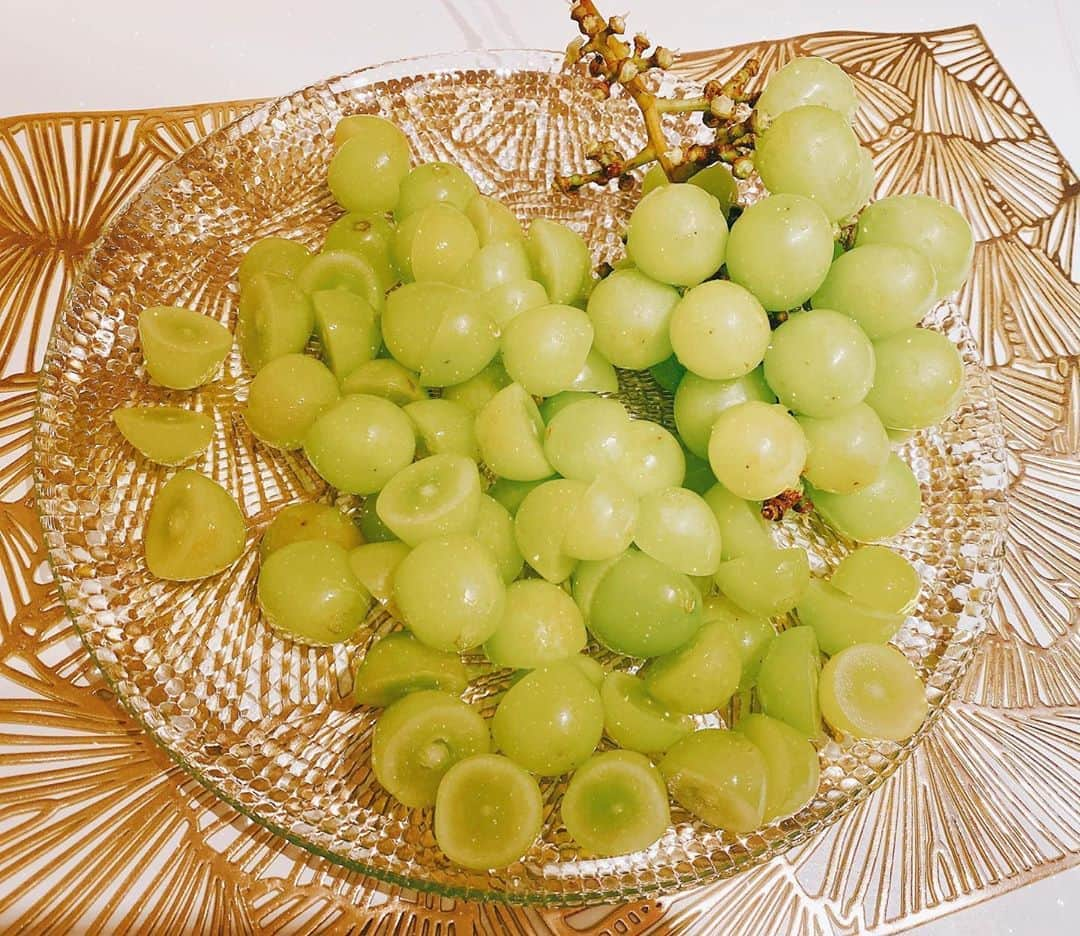 木下優樹菜さんのインスタグラム写真 - (木下優樹菜Instagram)「この季節がきた🍇💚💚💚 毎年恒例ともだちからの #シャインマスカット 　食後のフルーツタイム」9月11日 20時47分 - yukina1204xoxo