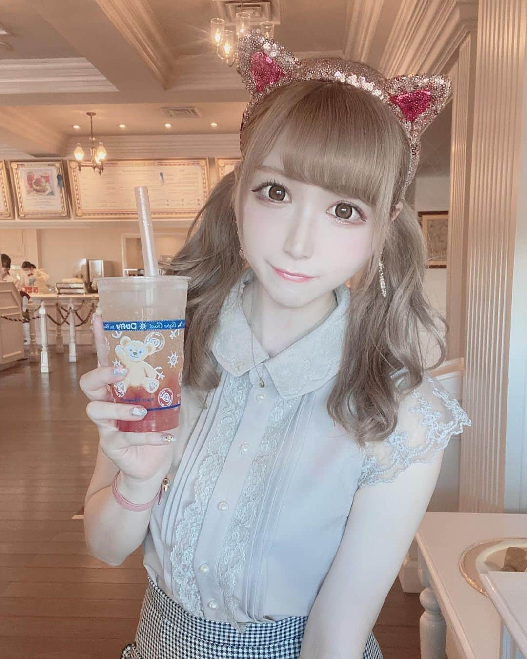 あいにゃんさんのインスタグラム写真 - (あいにゃんInstagram)「ダッフィーのとこの夏限定のスパークリングドリンク🍹 ピーチ＆マンゴー味で美味しかった💓 * *  #ディズニーシー #東京ディズニーシー #ディズニーランド #ディズニー #ディズニーコーデ #ディズニーカチューシャ #ハムコーデ #ハム #disneysea #tds #自撮り女子 #セルカ #被写体 #メイド #コンカフェ #アイドル #サロモ #地雷メイク #地雷女 #量産型 #量産型コーデ #美男美女と繋がりたい #お洒落さんと繋がりたい #エブリン #evelyn #japanesegirl #maid #followforfollowback #いいね返し #フォローミー」9月11日 20時39分 - ainyan0310