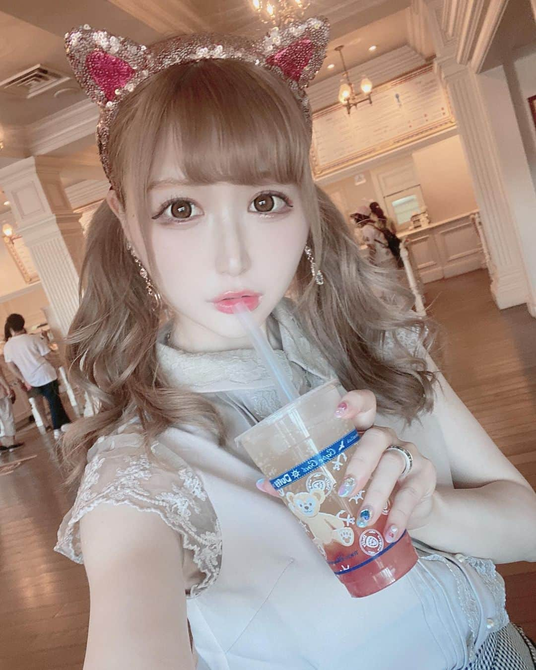 あいにゃんさんのインスタグラム写真 - (あいにゃんInstagram)「ダッフィーのとこの夏限定のスパークリングドリンク🍹 ピーチ＆マンゴー味で美味しかった💓 * *  #ディズニーシー #東京ディズニーシー #ディズニーランド #ディズニー #ディズニーコーデ #ディズニーカチューシャ #ハムコーデ #ハム #disneysea #tds #自撮り女子 #セルカ #被写体 #メイド #コンカフェ #アイドル #サロモ #地雷メイク #地雷女 #量産型 #量産型コーデ #美男美女と繋がりたい #お洒落さんと繋がりたい #エブリン #evelyn #japanesegirl #maid #followforfollowback #いいね返し #フォローミー」9月11日 20時39分 - ainyan0310