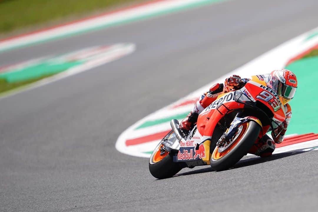 レプソル・ホンダのインスタグラム：「Mugello @motogp Vs @f1  ⠀⠀⠀⠀⠀⠀⠀⠀⠀ Here's a quick comparison of Mugello speeds   @MotoGP Lap Record: 1'45.519 @marcmarquez93 2019  @hondaracingf1 Fastest FP1 Lap: @maxverstappen1 1’17.927」