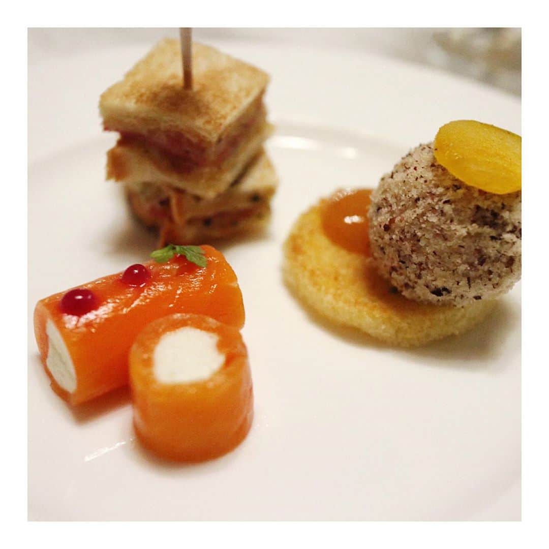 篠原菜月さんのインスタグラム写真 - (篠原菜月Instagram)「Afternoon Tea by Pierre Herme Paris🧁﻿ @strings_ic で開催中のピエール・エルメ・パリとコラボのナイトアフタヌーンティーへ😍﻿ ﻿ やはりマカロン美味しかった！﻿ そして、トリュフ風味のフライドポテトも付いていて、個人的にとても好き。﻿ 毎日食べたいぐらい🤤﻿ ﻿ ストリングスホテル東京インターコンチネンタルの吹き抜けの空間が好きだなぁ…のんびりできて久しぶりに会えたあいちゃんと話が尽きなかった💓﻿ 遅くなっちゃったけどお祝いもできた☺️﻿ あいちゃん結婚おめでとう〜🎉﻿ ﻿ ﻿ ﻿ #アフターヌーンティー#afternoontea#ナイトアフタヌーンティー#ピエールエルメパリ#マカロン#pierrehermeparis#ホテル#ストリングスホテル東京インターコンチネンタル#品川#お茶#﻿ご褒美#お祝い#結婚お祝い#teatime#sweets#instafood ﻿ ﻿ ﻿」9月11日 20時40分 - natsukishinohara