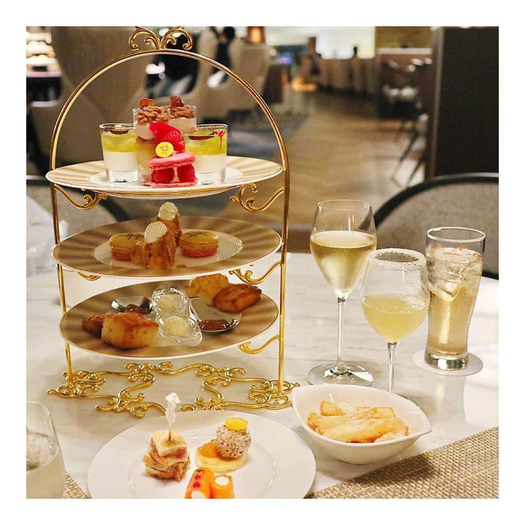 篠原菜月さんのインスタグラム写真 - (篠原菜月Instagram)「Afternoon Tea by Pierre Herme Paris🧁﻿ @strings_ic で開催中のピエール・エルメ・パリとコラボのナイトアフタヌーンティーへ😍﻿ ﻿ やはりマカロン美味しかった！﻿ そして、トリュフ風味のフライドポテトも付いていて、個人的にとても好き。﻿ 毎日食べたいぐらい🤤﻿ ﻿ ストリングスホテル東京インターコンチネンタルの吹き抜けの空間が好きだなぁ…のんびりできて久しぶりに会えたあいちゃんと話が尽きなかった💓﻿ 遅くなっちゃったけどお祝いもできた☺️﻿ あいちゃん結婚おめでとう〜🎉﻿ ﻿ ﻿ ﻿ #アフターヌーンティー#afternoontea#ナイトアフタヌーンティー#ピエールエルメパリ#マカロン#pierrehermeparis#ホテル#ストリングスホテル東京インターコンチネンタル#品川#お茶#﻿ご褒美#お祝い#結婚お祝い#teatime#sweets#instafood ﻿ ﻿ ﻿」9月11日 20時40分 - natsukishinohara