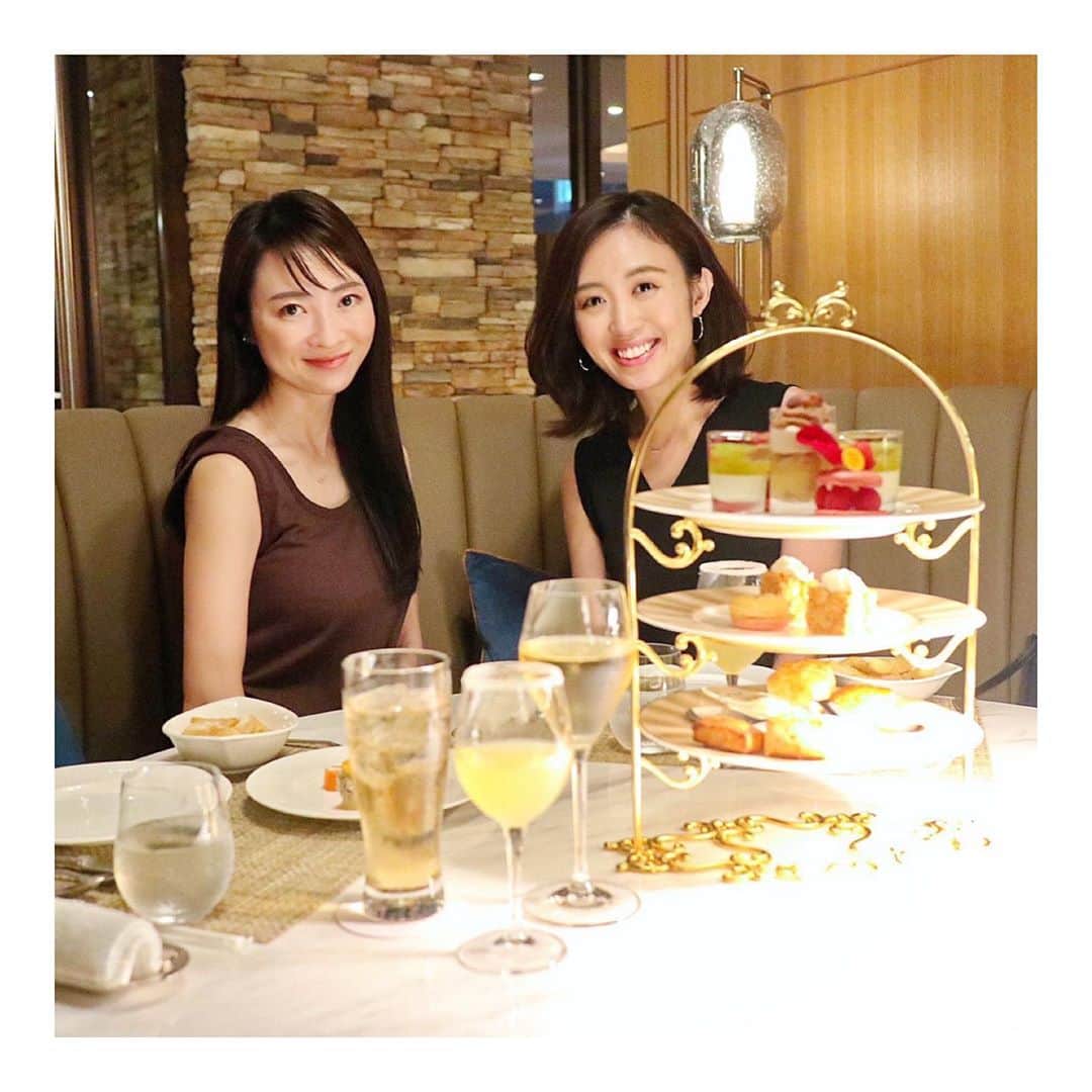 篠原菜月のインスタグラム：「Afternoon Tea by Pierre Herme Paris🧁﻿ @strings_ic で開催中のピエール・エルメ・パリとコラボのナイトアフタヌーンティーへ😍﻿ ﻿ やはりマカロン美味しかった！﻿ そして、トリュフ風味のフライドポテトも付いていて、個人的にとても好き。﻿ 毎日食べたいぐらい🤤﻿ ﻿ ストリングスホテル東京インターコンチネンタルの吹き抜けの空間が好きだなぁ…のんびりできて久しぶりに会えたあいちゃんと話が尽きなかった💓﻿ 遅くなっちゃったけどお祝いもできた☺️﻿ あいちゃん結婚おめでとう〜🎉﻿ ﻿ ﻿ ﻿ #アフターヌーンティー#afternoontea#ナイトアフタヌーンティー#ピエールエルメパリ#マカロン#pierrehermeparis#ホテル#ストリングスホテル東京インターコンチネンタル#品川#お茶#﻿ご褒美#お祝い#結婚お祝い#teatime#sweets#instafood ﻿ ﻿ ﻿」