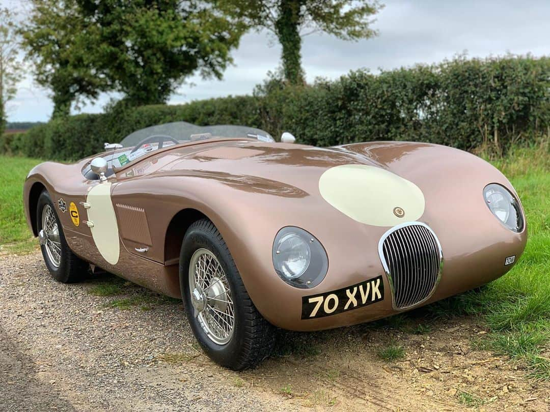 ジェンソン・バトンさんのインスタグラム写真 - (ジェンソン・バトンInstagram)「Had a play around with this beauty earlier in the week. The sound of this C-type is 😘👌🏽and look at that body😍. #stunner #ctype #bronze」9月11日 20時42分 - jensonbutton