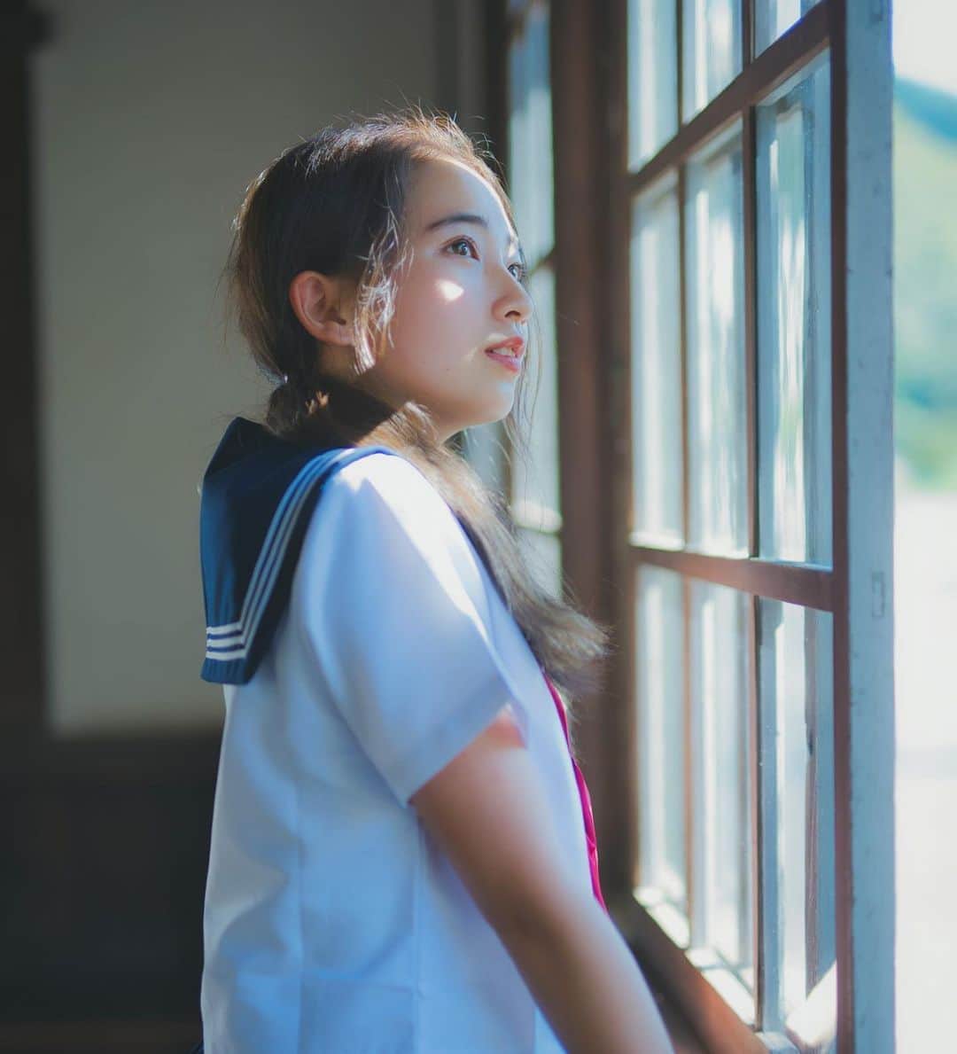 𝐊𝐚𝐤𝐢𝐠𝐢𝐅𝐮𝐤𝐚のインスタグラム：「． ．  ぼんやりと君を眺めていたんだ 校舎の窓から やっぱりかわいいなって 友達と笑い合う君の姿に 見とれる事ももう できなくなっちゃうな  自慢できるようなものはないけど それでもいつでも君を探してる  きっと 誰より君を想ってるのは 今日も明日も僕だから ずっと 好きだって事を言わないと 会えなくなる前に(はやくしないと) 言えなくなる前に その手を  君の 好きな映画も好きな食べ物も 誕生日も全部 全部知ってるけど  でも 毎日君が何を願って 誰を想っているのかも 結局 大事なとこは何も知らずに それでもずっと 本当にずっと ． ． ． 切なくて、切なくて、 それでもたまに聴きたくなbacknumberを 帰り道夕日が沈む頃に 車に揺られながら友達と歌ってる時間が  愛おしくて幸せで。 ． ． #心絵日記」