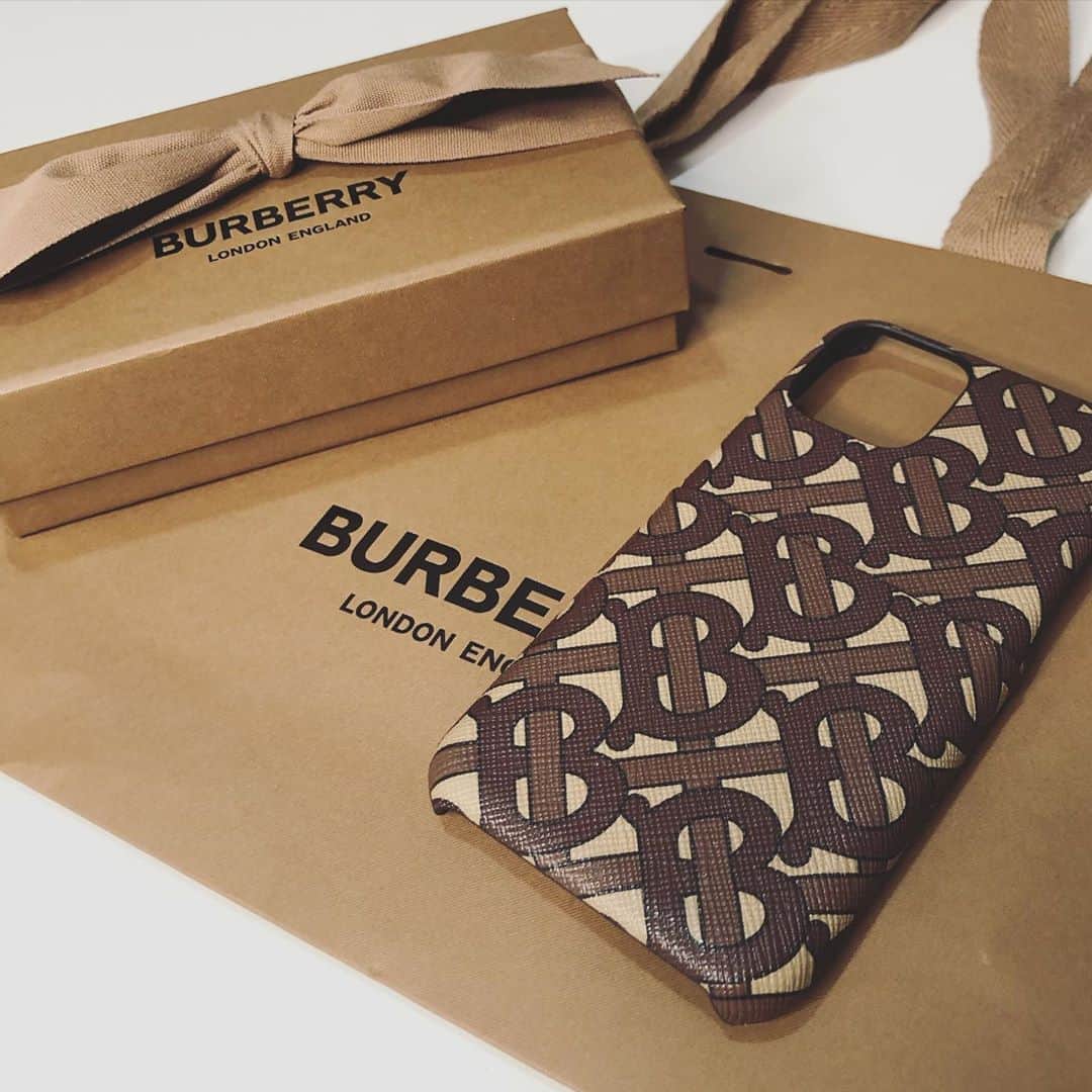 秋山衣梨佳さんのインスタグラム写真 - (秋山衣梨佳Instagram)「new iphone case📱💓 #burberry」9月11日 20時55分 - akiyamaerika