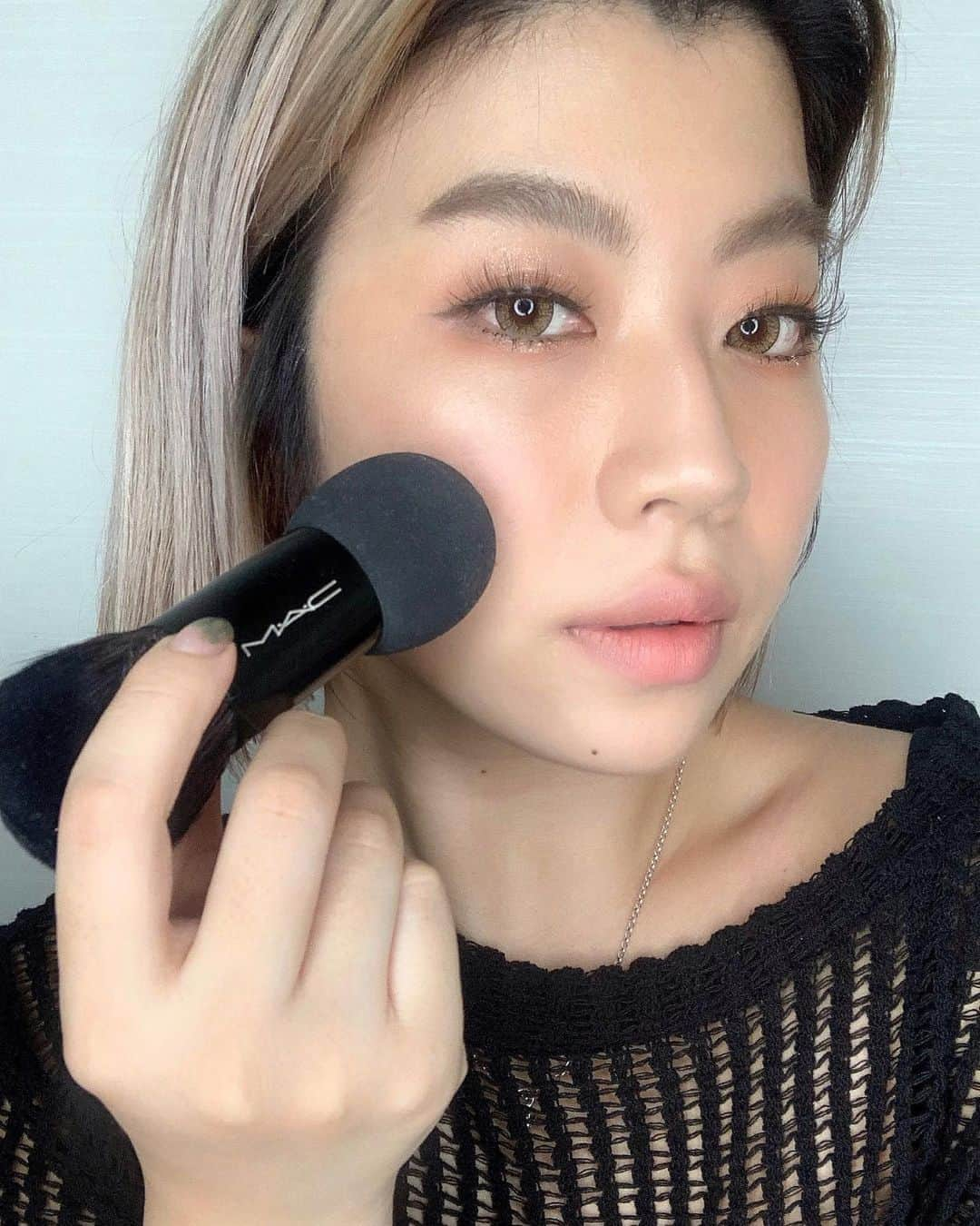 M∙A∙C Cosmetics Japanさんのインスタグラム写真 - (M∙A∙C Cosmetics JapanInstagram)「本日の『限定プレゼント: Studio Fixブラシで実現！簡単ベースメイクテクニック』の#MACインスタライブ で使用した製品はこちらです👇 With RIE HIROO @lie_0203   ㅤ ご視聴いただいた皆さま、有難うございました✨まだの方はIGTVからぜひご覧くださいませ。  ㅤ 【ライブ使用製品】 <スキンケア＆フィックスミスト> ☑︎ M•A•C プレップ プライム フィックス+ <下地> ★ライトフル C+ ティンティッド プライマー SPF 45 ⇒ 限定Studio Fixブラシ* ブラシ面を使用 <ファンデーション> ★スタジオ フィックス フルイッド SPF 15 NC25 ⇒ 限定Studio Fixブラシ* ブラシ面＆スポンジ面を使用 ★スタジオ フィックス コンプリート カバレッジ クッション コンパクト SPF 50 NC25 ⇒ 限定Studio Fixブラシ* スポンジ面を使用 <仕上げ用パウダー> ★ライトフル C+ SPF 30 ファンデーション NC35 ⇒ 限定Studio Fixブラシ* ブラシ面を使用 <チーク> ☑︎グロー プレイ ブラッシュ／チーキー デビル(# 139ブラシ) <ハイライト> ☑︎エクストラ ディメンション スキンフィニッシュ／ダブル グリーム(# 240ブラシ) <リップ> ☑︎プレップ プライム リップベース ☑︎パウダー キス リップスティック／スウィート ノー シュガー ㅤ 【その他使用製品】 <アイシャドウ> ☑︎M•A•C プレップ プライム 24hアワー エクステンド アイベース ☑︎パウダー キス アイシャドウ／ワット クラウト! ☑︎パウダー キス アイシャドウ／ストライク ア ポーズ ☑︎ダズルシャドウ リキッド／エブリデイ イズ サンシャイン ㅤ ☑️*Studio Fixブラシ キャンペーン 今なら数量限定で、お好きなM·A·C 製品を8,800円(税込)以上のご購入で限定ブラシをプレゼント✨ ※M·A·C 公式オンラインショップ、伊勢丹新宿本店 @mac_isetan.shinjuku 、アットコスメショッピング @at_cosme 限定 ㅤ 【公式オンラインショップ限定特典】 ☑︎初回ご購入のお客様へ10% OFFクーポンをプレゼント （クーポンコードwelcome）  #MACスタジオフィックス #MACStudioFix #MACCosmeticsJapan #MACCosmetics #MAC #MACコスメ #マックコスメ #コスメ#コスメ紹介#コスメ好き#コスメレポ #化粧品 #デパコス#コスメマニア#秋メイク#リキッドファンデーション#リキッド#クッションファンデーション#クッション#時短メイク#ベースメイク#潤い#潤い肌#保湿#ツヤ肌#ツヤ肌メイク#ファンデーション#カバー力」9月11日 20時48分 - maccosmeticsjapan