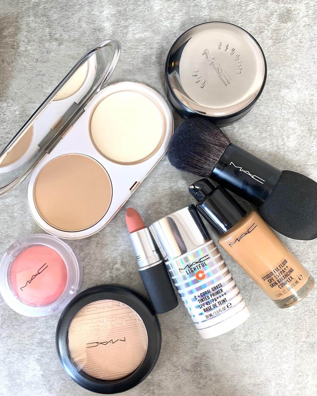 M∙A∙C Cosmetics Japanのインスタグラム：「本日の『限定プレゼント: Studio Fixブラシで実現！簡単ベースメイクテクニック』の#MACインスタライブ で使用した製品はこちらです👇 With RIE HIROO @lie_0203   ㅤ ご視聴いただいた皆さま、有難うございました✨まだの方はIGTVからぜひご覧くださいませ。  ㅤ 【ライブ使用製品】 <スキンケア＆フィックスミスト> ☑︎ M•A•C プレップ プライム フィックス+ <下地> ★ライトフル C+ ティンティッド プライマー SPF 45 ⇒ 限定Studio Fixブラシ* ブラシ面を使用 <ファンデーション> ★スタジオ フィックス フルイッド SPF 15 NC25 ⇒ 限定Studio Fixブラシ* ブラシ面＆スポンジ面を使用 ★スタジオ フィックス コンプリート カバレッジ クッション コンパクト SPF 50 NC25 ⇒ 限定Studio Fixブラシ* スポンジ面を使用 <仕上げ用パウダー> ★ライトフル C+ SPF 30 ファンデーション NC35 ⇒ 限定Studio Fixブラシ* ブラシ面を使用 <チーク> ☑︎グロー プレイ ブラッシュ／チーキー デビル(# 139ブラシ) <ハイライト> ☑︎エクストラ ディメンション スキンフィニッシュ／ダブル グリーム(# 240ブラシ) <リップ> ☑︎プレップ プライム リップベース ☑︎パウダー キス リップスティック／スウィート ノー シュガー ㅤ 【その他使用製品】 <アイシャドウ> ☑︎M•A•C プレップ プライム 24hアワー エクステンド アイベース ☑︎パウダー キス アイシャドウ／ワット クラウト! ☑︎パウダー キス アイシャドウ／ストライク ア ポーズ ☑︎ダズルシャドウ リキッド／エブリデイ イズ サンシャイン ㅤ ☑️*Studio Fixブラシ キャンペーン 今なら数量限定で、お好きなM·A·C 製品を8,800円(税込)以上のご購入で限定ブラシをプレゼント✨ ※M·A·C 公式オンラインショップ、伊勢丹新宿本店 @mac_isetan.shinjuku 、アットコスメショッピング @at_cosme 限定 ㅤ 【公式オンラインショップ限定特典】 ☑︎初回ご購入のお客様へ10% OFFクーポンをプレゼント （クーポンコードwelcome）  #MACスタジオフィックス #MACStudioFix #MACCosmeticsJapan #MACCosmetics #MAC #MACコスメ #マックコスメ #コスメ#コスメ紹介#コスメ好き#コスメレポ #化粧品 #デパコス#コスメマニア#秋メイク#リキッドファンデーション#リキッド#クッションファンデーション#クッション#時短メイク#ベースメイク#潤い#潤い肌#保湿#ツヤ肌#ツヤ肌メイク#ファンデーション#カバー力」