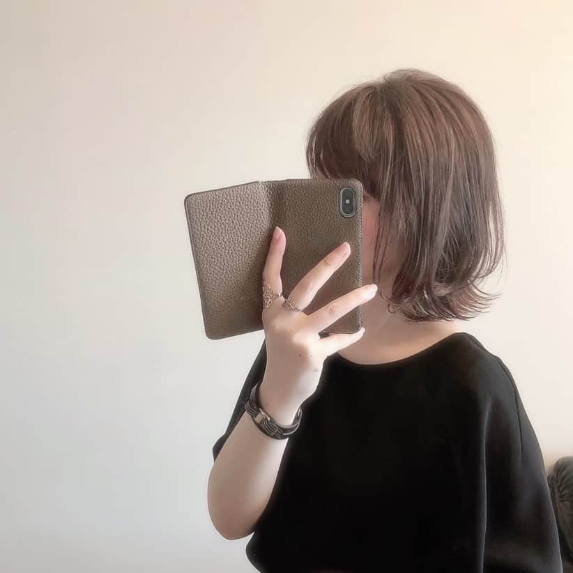 のインスタグラム：「* * 昨日はlien.の相楽さんのところへ @kensagara_lien 💈 * 久しぶりにハイライトを入れてピンク、パープル、アッシュ、グレージュを混ぜた素敵なカラーに💓 * 結んだ時にハイライトがどう出るかも楽しみ🥰 * カットは外ハネにしやすく、巻きにくい襟足は巻かなくてもおさまるようにしていただきました✂︎ * #ヘアカット #ヘアスタイル #ヘアカラー #カラーリング #ハイライト #ボブ #大人ボブ #外ハネ #外ハネボブ #髪型 #hairstyle #美容院 #自由が丘」