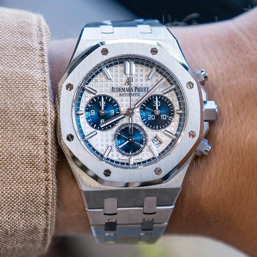 Daily Watchさんのインスタグラム写真 - (Daily WatchInstagram)「The 38mm Audemars Piguet Royal Oak Chronograph with vivid blue sub-dials. Perfect case size for the Royal Oak in my opinion 👌🏼」9月11日 20時50分 - dailywatch