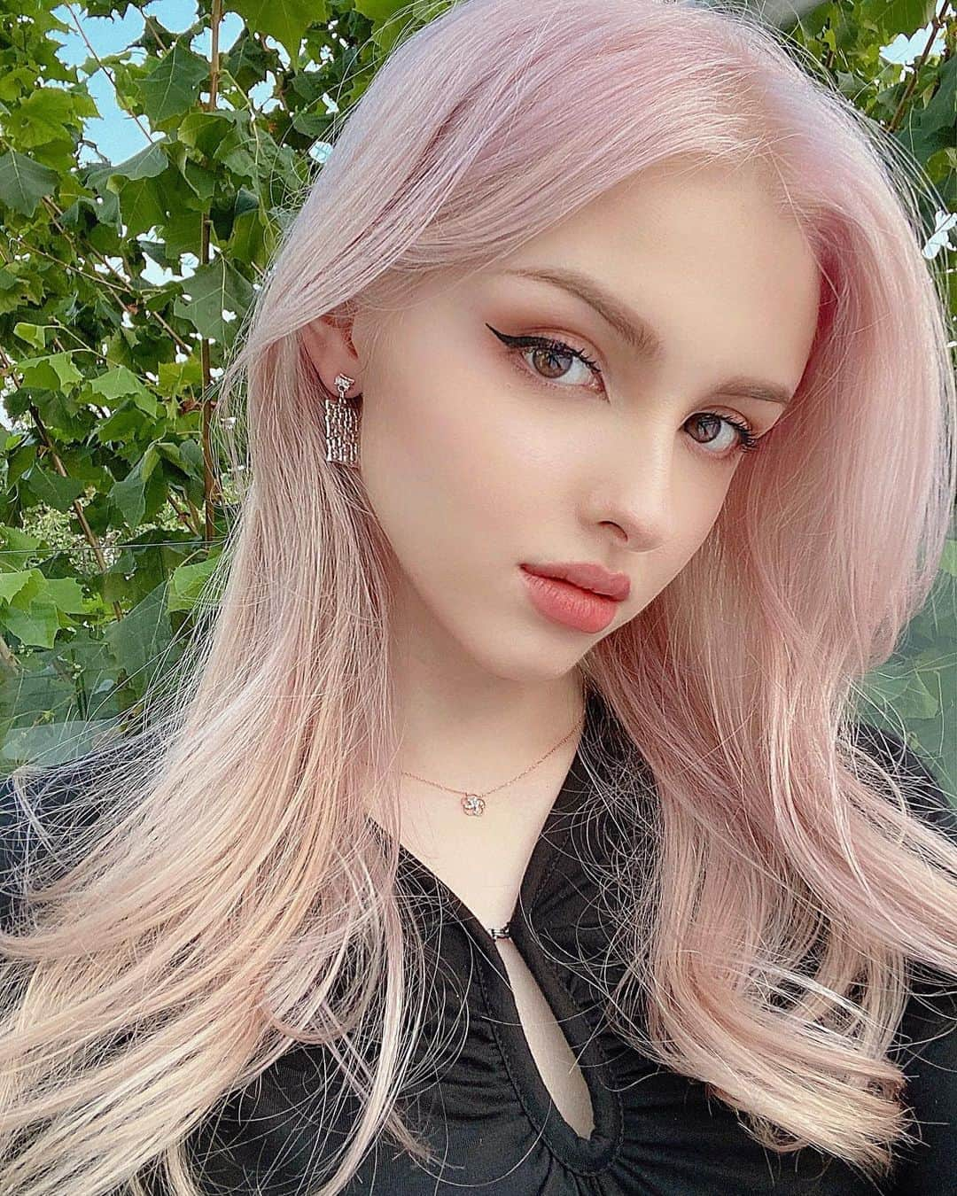 Elina 엘리나 (エリナ) さんのインスタグラム写真 - (Elina 엘리나 (エリナ) Instagram)「White violet hair🧚🏻 I like the pastel tones💕 벌써 @bayby_barbie 쌤한테 머리 맡긴지 3번째 ! 금발 한 김에 화이트 바이올렛 염색 해봤다ㅎㅎ 머리 하는 과정도 찍었다👉🏻👈🏻」9月11日 20時50分 - elina_4_22