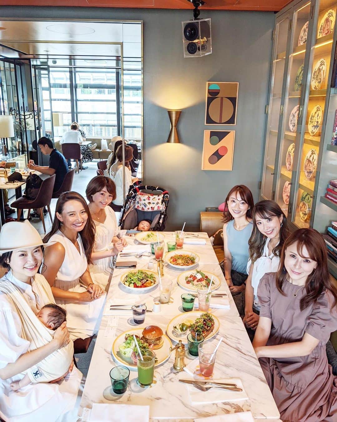 アレルギーナビゲーター 細川真奈 ❤さんのインスタグラム写真 - (アレルギーナビゲーター 細川真奈 ❤Instagram)「ストーリーに載せたら沢山反響頂いていたこちらのスイーツ🍫✨ . 先日ゆいちゃんのご紹介で、 ママ友の仲間入りさせて頂きました🤱💕 ランチの場所は先日も行ったばかりの「bills 銀座店」 @billsjapan 🍽 実はこの日の為に 食べられる物はあるのか、 オムツ替えはどうしよう…など 初めて行くお店で、初めての方と食事をするのにドキドキだったので、こっそり下見に行ってました😝（igに載せていたのでこっそりじゃないけど。笑） . 店員さんに改めてアレルギーのことと前回も食べたことのあるメニューだという事を伝えてオーダーしたところ、 「こちらのメニューも食べられますが、いかがですか？」と別のメニューを提案して下さり大感激🥺✨ もちろん、そちらをオーダーしました。（スワイプ③枚目） ☑︎ 根セロリのリゾット - チコリ、エストラゴンのサラダのせ そして、デザートはてっきり食べられる物はないだろうとお茶だけにするつもりでいたのですが、 これまた店員さんが 「上にアーモンドが乗るのですが、そちらを乗せなければ食べられますがいかがですか？」と提案して下さったのがコチラ✨（スワイプ①・④枚目） ☑︎ダークチョコレートソルベ - ブラックベリーソース、アーモンドブリトル どちらも #卵不使用 #乳製品不使用 #ナッツ不使用 （通常はナッツが乗ります）です。 ※コンタミネーション🆖の方はご自身でご判断ください。 . 外食で食べるデザートと言ったら、フルーツがほとんどなのでこれは嬉しい😍！！！ しかもチョコレートソルベ🤤❤️ もうっっ とーっても濃厚で舌触りも良くって、これで #卵乳製品不使用 だなんてビックリ❣️幸せ〜❣️ 最高過ぎて、また更にお気に入りのお店になりました💓💓💓 . . #子連れランチ銀座 #銀座ランチ #bills #bills銀座 #6月生まれベビー #2020ベビー #令和2年ベビー #男の子ママ #新米ママ #生後2ヶ月 #生後2ヶ月ベビー  #ママライフ #卵アレルギー #乳製品アレルギー #山芋アレルギー #ナッツアレルギー #食物アレルギー #アレルギー #大人の食物アレルギー #アレルギーナビゲーター #食物アレルギー_銀座 #食物アレルギー_東京 #食物アレルギー_スイーツ #食物アレルギー_チョコレート」9月11日 20時51分 - manahosokawa