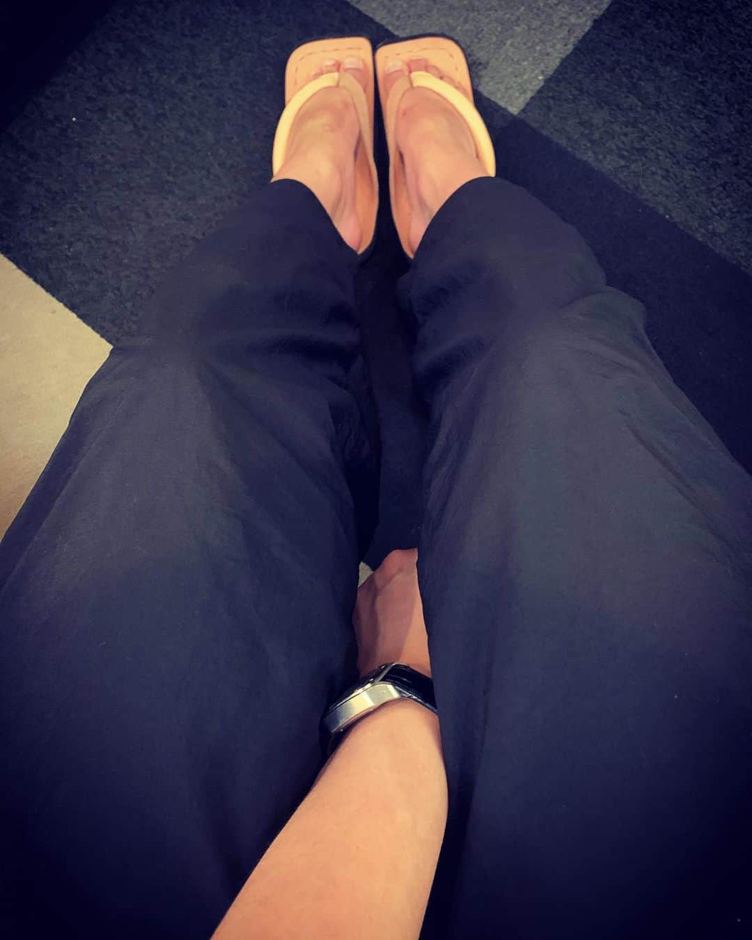 江口拓也さんのインスタグラム写真 - (江口拓也Instagram)「#スナワチ　の革下駄。 かなりマニアックな履き心地。 履き慣れたころには自分のモノになってるんだろうなあ。これはファンになる！」9月11日 20時54分 - takuyaeguchi81