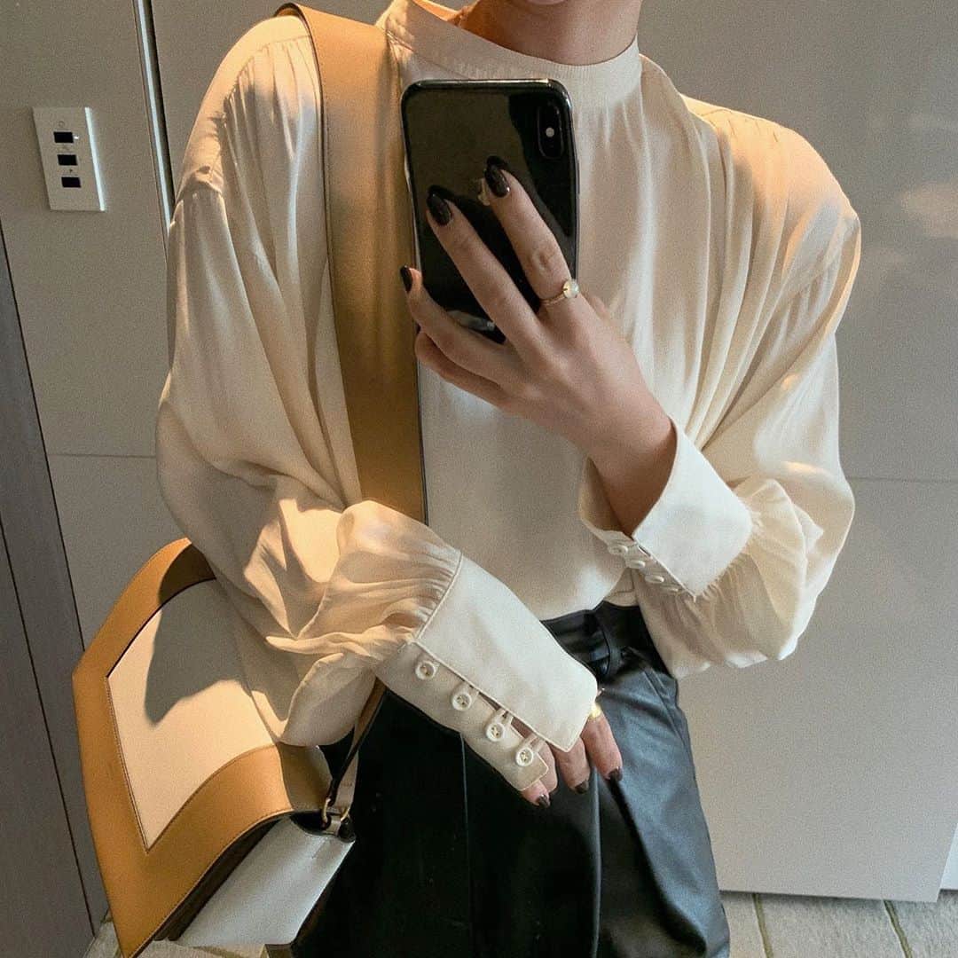 saanaaeのインスタグラム：「ぼたんかわいいよねぇ💭🤍 今季は1枚で映えるblouseが豊富です🟤  #NUEbyas #NUEのあき明日からです📋」