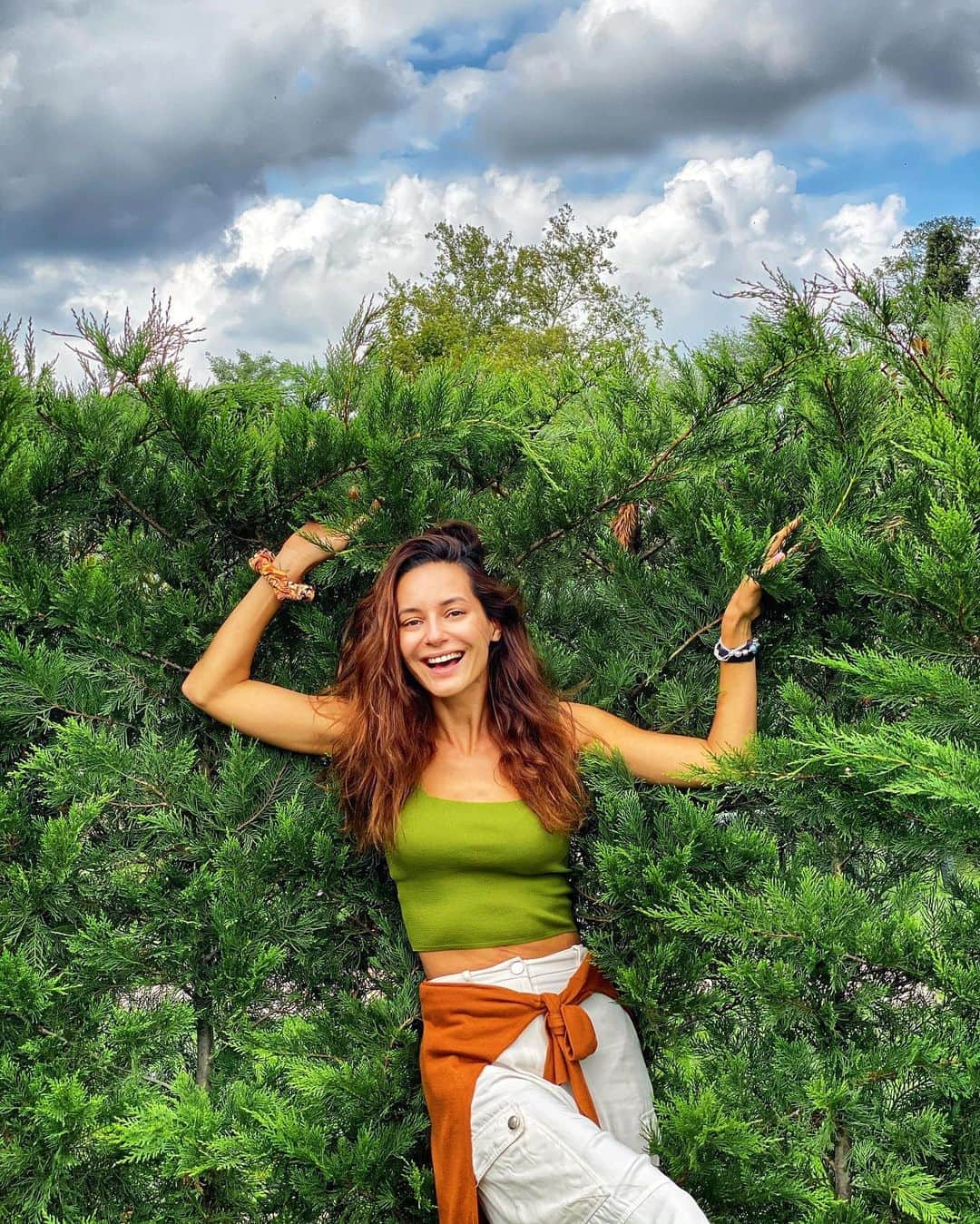 Sedef Avciのインスタグラム：「Mavi mi yeşil mi? 🌲☁️🌲☁️ #nature #life #silence #friends」