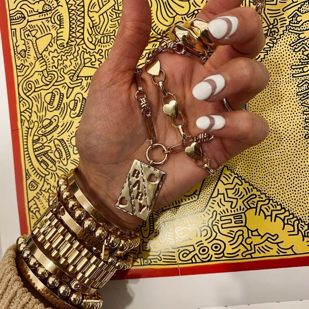 ダニジョーのインスタグラム：「OH BABY, WHO ELSE MISSES MANICURES 💅 Tap to shop GOLD 🛒」