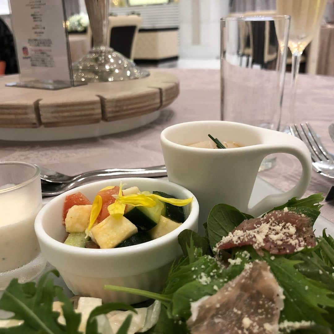 山本華世さんのインスタグラム写真 - (山本華世Instagram)「アルマリアンは結婚式場のイメージ強いけど、忘年会やセミナー等、ソーシャルディスタンスや衛生面はパーフェクト‼️そろそろ何か、ねぇ。と言う方はお気軽に相談されてみては？天神で交通アクセスも良いですよ。 #アルマリアン福岡  #結婚式場 #忘年会　#パーティー #セミナー #天神　#福岡 #山本カヨ #バータービレッジ」9月11日 20時57分 - kayo_092