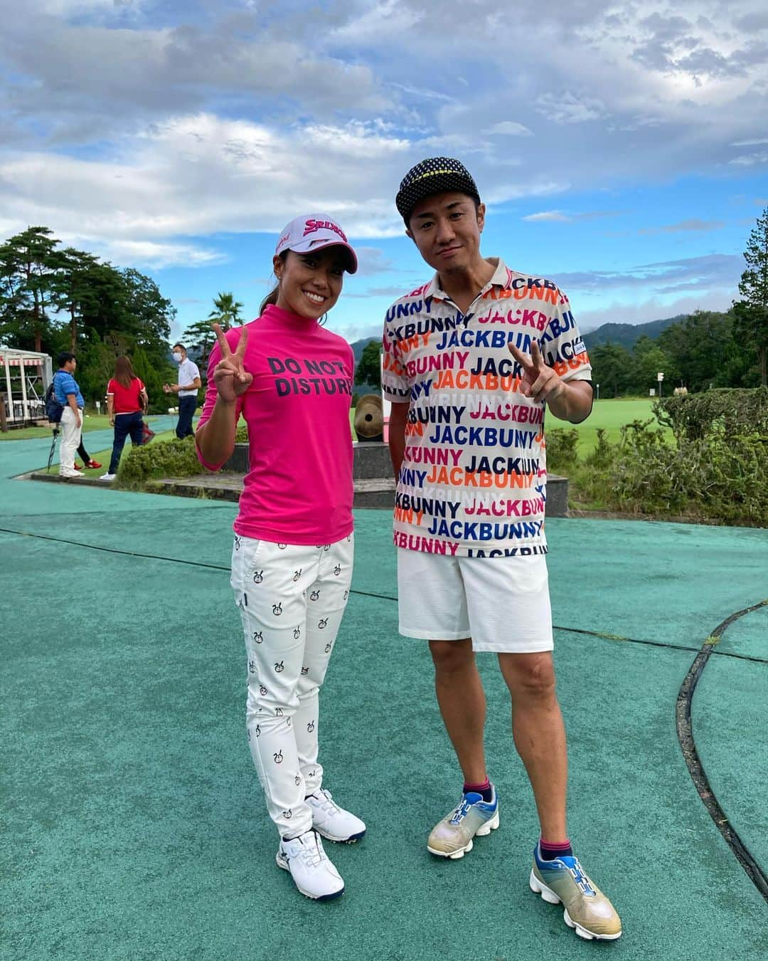 中山三奈さんのインスタグラム写真 - (中山三奈Instagram)「﻿ 今日は @rosegolfclub  で﻿ 来月からサンテレビで放送される﻿ ゴルフ番組の収録がありました😄⛳️﻿ ﻿ チームだったET-KING KLUTCHさんと📸✨﻿ ﻿ また放送日が近くなりましたら告知します😊﻿ ﻿ ﻿ -ご報告-﻿ 無事に足の怪我も治り、﻿ 来週からのステップに参戦予定です！﻿ ご心配をおかけしました🙇🏻‍♀️﻿ TVからの応援、宜しくお願いします🥳❤️﻿ ﻿ ﻿ #golf﻿ #ゴルフ﻿ #ゴルフ番組」9月11日 20時58分 - minanakayama