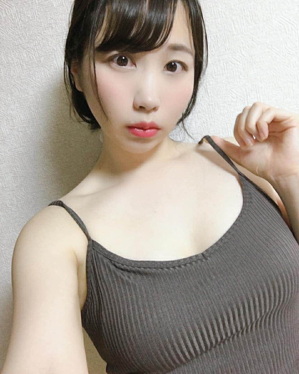 白葉まりさんのインスタグラム写真 - (白葉まりInstagram)「こんばんは🌟 . 昨日は打ち合わせに行ってきて、ワンピースの下に着てた @thankme.official のキャミソールで写メ📷✨ . ノンワイヤーのカップつきでブラの代わりに着けられて楽ちんでした～☆ . リブ入りでオシャレだから私服としても着心地良いナイトブラとしても色々と使い回せるから優秀で🥺✨超気に入りました～❤️ 楽天で現在期間限定セール中でしたよん🤭🏵️ . . 胸盛れるし、動画の時も着る予定✌️💕 . . . . . . . #ファッション #お胸プッシュアップキャミ #キャミソール #リブキャミソール #ナイトブラ #ノンワイヤー #ナイトウェア #育乳 #バストケア #バストアップ #コーデ #グラドル #むちむち #thankme #goodevening #goodnight」9月11日 20時59分 - shirahamari