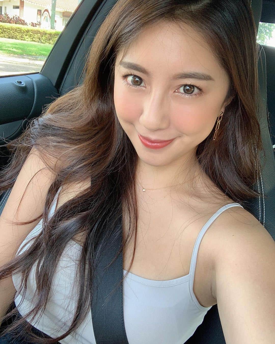 辜莞允（Nono Ku）のインスタグラム：「其實只要給我九零年代金曲大全 開北高來回真的簡單啦😚😚 你們的開長途小秘訣是什麼呢？  #在車上熱唱三個半小時 #必備零食是酸梅 #小秘訣最重要的是要睡飽」