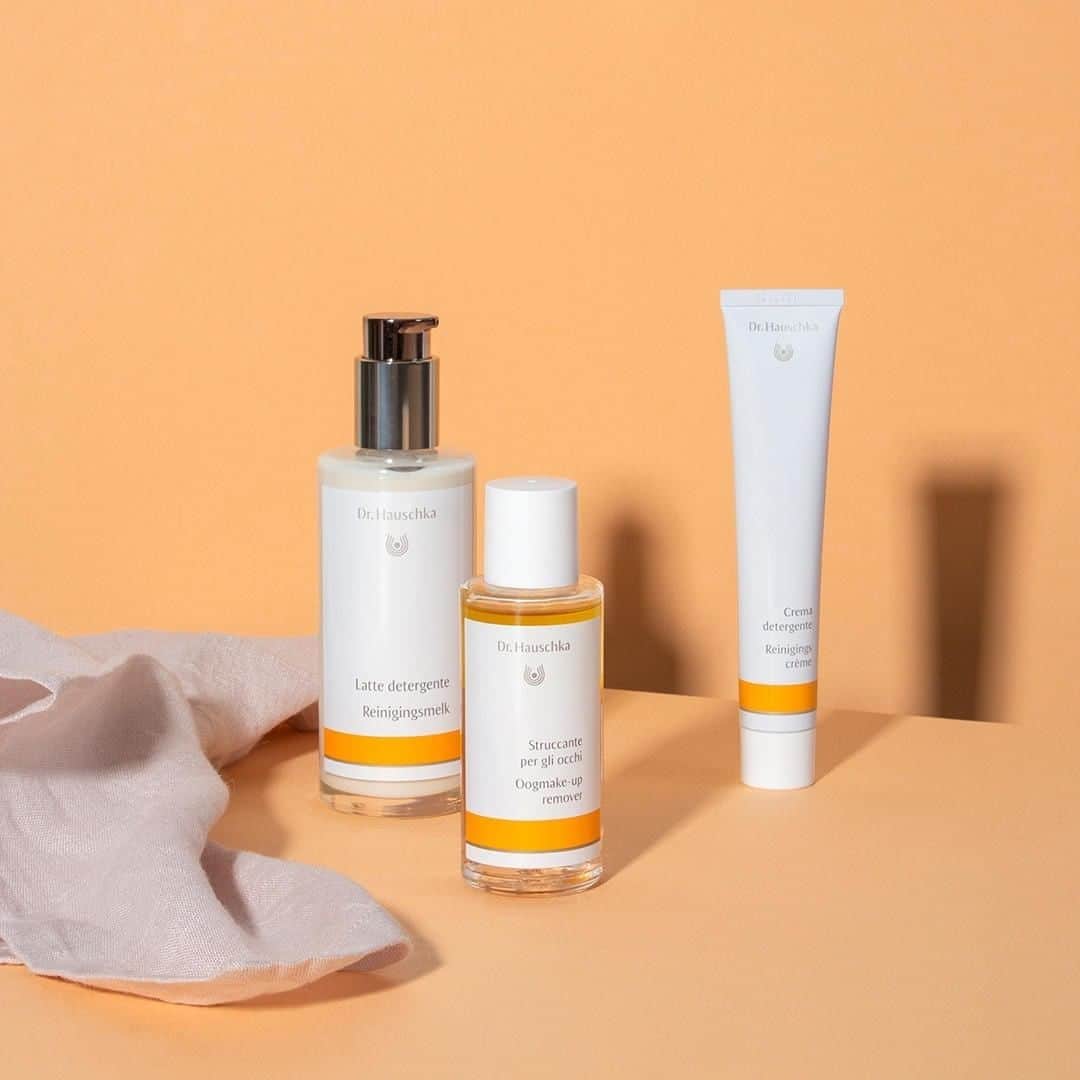 Dr. Hauschka Japan ドクターハウシュカのインスタグラム：「洗う、整える、うるおす。⁠ .⁠ .⁠ スキンケアの中でも一番大事なのは⁠ うるおいを奪わないで、汚れを落とすこと。⁠ まずはここをしっかりと整えると、⁠ お肌は少しずつでも⁠ 本来の力を取りもどしてゆきます。⁠ .⁠ .⁠ しっかり試せるトライアルセットが⁠ 公式オンライン限定で発売中です。⁠ .⁠ .⁠ https://www.drhauschka.jp/product/13225/⁠ .⁠ .⁠ それではみなさま良い週末をお過ごしください。⁠ .⁠ .⁠ #drhauschka  #Drハウシュカ#ドクターハウシュカ#ナチュラルコスメ#オーガニックコスメ#スキンケア#オーガニックスキンケア#敏感肌#おこもり美容#ゆらぎ肌#肌に優しい#ノーファンデ #ご自愛コスメ#在宅コスメ#おうち時間#肌質改善#おこもりケア#肌荒れ#トライアル#トライアルキット#お試し#スキンケア難民#スキンケア大事#スキンケア好きさんと繋がりたい#サステナビリティ#美肌#すっぴん肌#透明感#オーガニック#オーガニックコスメ好きな人と繋がりたい#⁠」