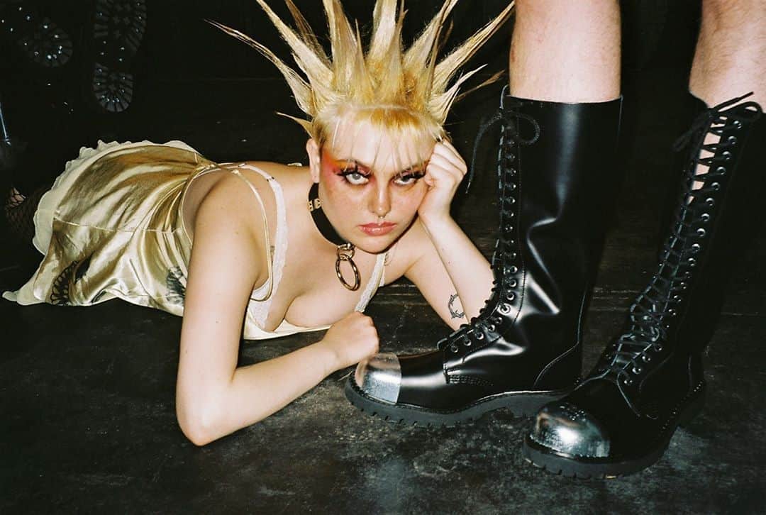 アンダーグラウンドのインスタグラム：「Joe wears the Original Steel Cap Gripper Boot with an external toe cap. The Gripper is a 20 eyelet option and available in size 2-12 from the online store.⁠ ⁠ Photographer: @mrtomgoddard ⁠ Makeup Artist: @alicedoddsmakeup I ⁠ Hair Stylist: @mulletbabyy」