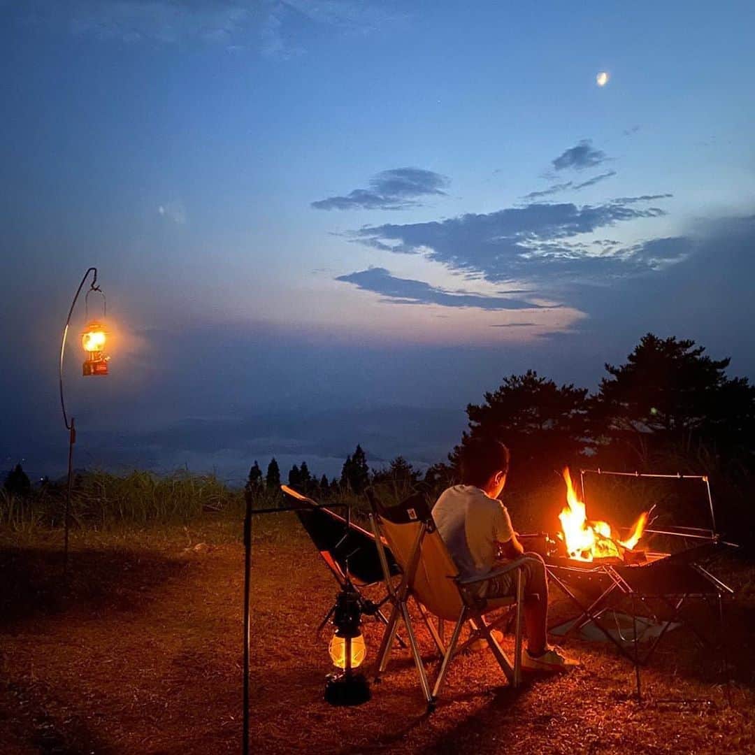 CAMP_HACKさんのインスタグラム写真 - (CAMP_HACKInstagram)「天気か変わりやすい日は、時間を追うごとに景色も一変。こちらは豪雨のあと、雲海が出現。焚き火が一層絵になりますね。  . . from CAMP HACK . CAMP HACKであなたのキャンプライフを取材します！ 『#camphack取材』を付けて投稿！ . Photo by @zubrockcamp さん . #camp #camping #camphack #outdoorlife #outdoor #trip #travel #japan #followme #weekend #travelling #outdoorgirl #family #familytrip #キャンプ #アウトドア #キャンプ道具 #キャンプ初心者 #家族 #外遊び #自然 #キャンプ場 #お出かけ」9月11日 21時00分 - camp_hack