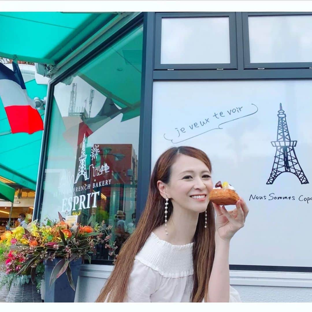 里井真由美さんのインスタグラム写真 - (里井真由美Instagram)「#open #bread #bakery  ㊗️9/16 玉川田園調布にオープン‼️ 「ル トーキョー フレンチベーカリー エスプリ」でございます〜 @esprit_tokyofrenchbakery  ・ ・ この日はテストオープンの日。わたし最初に食べたのは 栗デニッシュでございます〜🌰😆  🔻 2色栗のビジュアルも可愛く、生地サクサクでクリームとろける♡おいしい✨ ・ ・ お店はナショナル田園にオープンするのですが、あの❗️パンの最高峰「ふじ森」の2号店であり、  今まで玉川田園調布にあった「エスプリ ド ビゴ」の継承店でもあります🇫🇷🇯🇵✨😌✨  つまり、藤森もも子ちゃんが代表者♡ @fujimori_pain  @momoko_golf  @national_den_en  ・ ・ でね、お店のロゴ、窓や壁のイラスト、フォトスポットなど、全て 渋井しほりちゃんのデザインです @shihorin24  センス良いわぁ♡抜群に好みです♡ ・ ・ パンの種類もとっても豊富‼️ お店がオープンしたら外にテラス席もできるそう。心地よい風と空気を感じながら食べるのも良いですよね😊 ・ ・ →6枚め)フォトスポットは「会いたいね♡」という意味が込められていて、自撮りしてもパンを撮って一緒に食べたい人に写メしても良き♡  ・ ・ って 写メ撮ってたら、ほんとにお友達ともどんどん会えて嬉しいひと時。  きっと、おいしいパンとエスプリパワーが呼び寄せてくれたのかも🍞🥐🥖🥪  ・ ・ そんなおいしさ楽しさ体感しにいらしてね 9/16 朝8時オープンです！  🇫🇷🥖🥐 ル トーキョー フレンチベーカリー 世田谷区玉川田園調布2-6-21 TEL 03-6715-6699 営業 8:00〜18:00  ・ ・  最後おまけ動画♡  音声は消してありますが、 しほりちゃんと、とっちー こと 遠近由美子ちゃんと「ロゴはしほりん がデザインでーす」と わちゃわちゃ喋ってます。笑笑 @yumiko_tochika   ・ ・ #ルトーキョーフレンチベーカリーエスプリ #ふじ森#パン#里井真由美#ナショナル田園#フードジャーナリスト里井真由美#パン屋#田園調布#栗#栗デニッシュ#モンブラン#スイーツ#クロワッサン#フランスパン#🇫🇷#letokyofrenchbakeryesprit」9月11日 21時00分 - mayumi.satoi