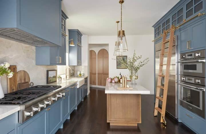 HGTVさんのインスタグラム写真 - (HGTVInstagram)「Things are heating up in the HGTV Designer of the Year Awards! 👩‍🍳 Find delicious Kitchen + Dining designs—like this contemporary cottage kitchen with rolling library ladder—from the country's top designers and then vote for your favorite. 🏆⁠ ⁠ After you vote, be sure to enter the sweepstakes for your chance to win $10,000! 💸 Head to the link in our bio to explore the Kitchen + Dining category. 🔝⁠ ⁠ NO PURCHASE NECESSARY. Ends 9/29. To enter and for details visit HGTV.com/designeroftheyear⁠ ⁠ #HGTVDesigneroftheYear #HGTVDOTY」9月11日 21時01分 - hgtv