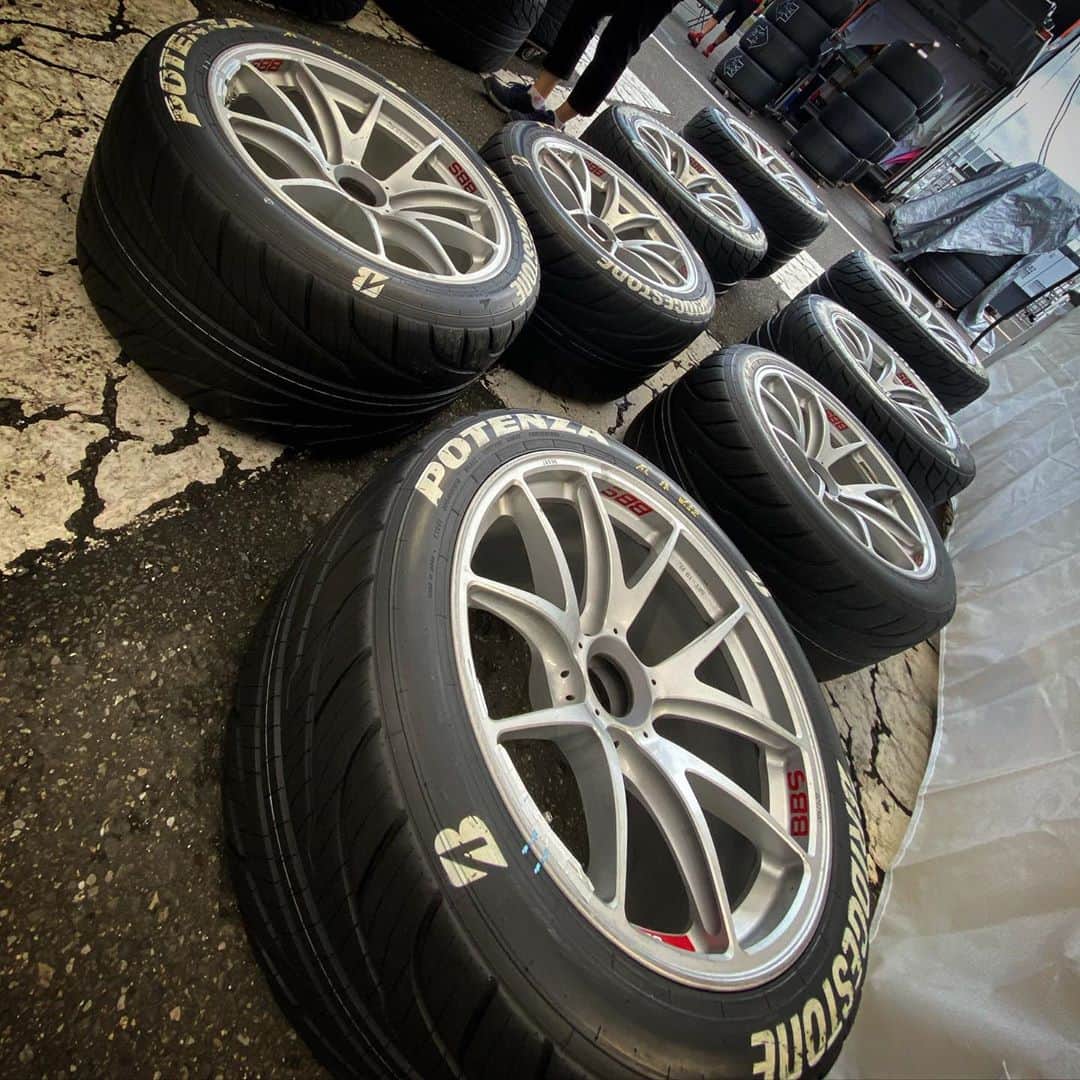 大嶋和也のインスタグラム：「明日は彼らの出番かな？ 早く走りたいなー^ ^ #supergt #rookieracing」