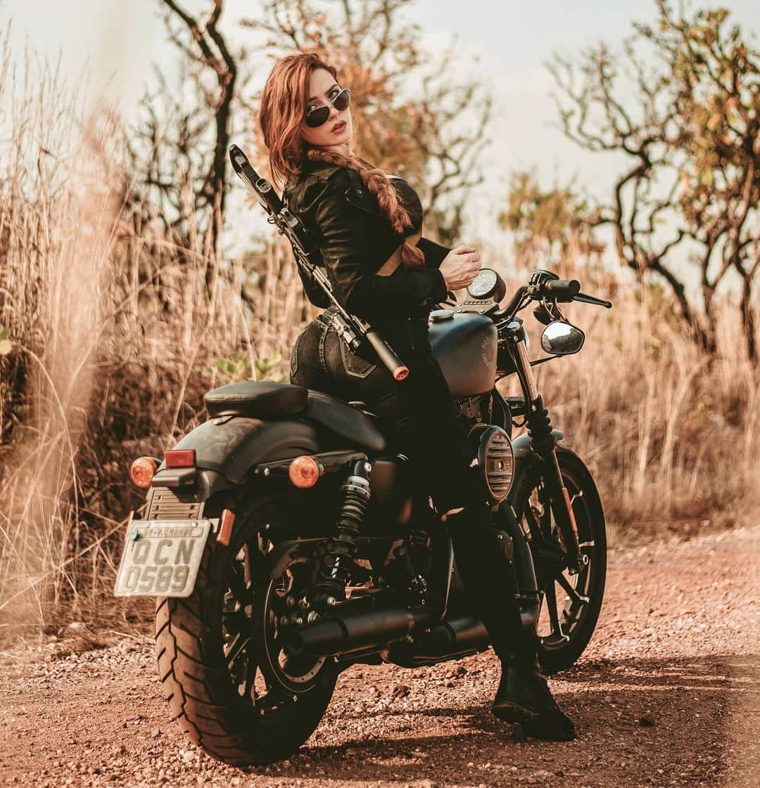 Anna Vargasのインスタグラム：「Então bora pro fim de semana!🤘🏻🖤 . Foto: @_leonardoribeirooo Local: CTT da @fhtreinamentosespeciais . . . . . #harley #motorcycle #adventure #airsoft #airsoftgirl #terminator #backinblack #desert」